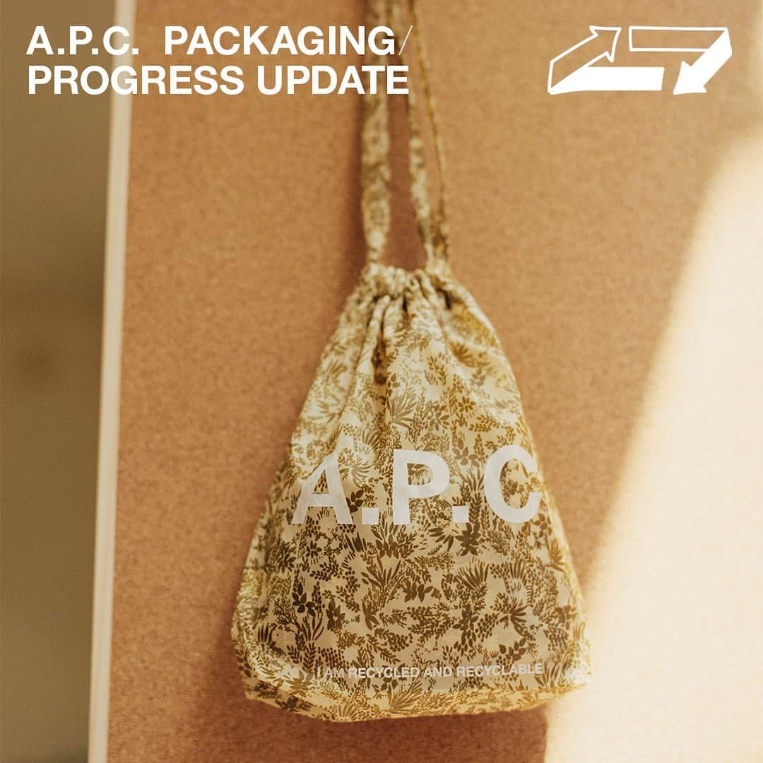 アーペーセーのインスタグラム：「A.P.C. PACKAGING / PROGRESS UPDATE   As part of our continuous effort to reduce our environmental impact, in 2021 we committed to a packaging solution that is reusable, recycled and recyclable.   The packaging is made out of rPET (aka «recycled and recyclable polyester») which is created by recycling plastic bottles into yarn and then fabric. This process can be classified as a “lower waste” approach, as it leads to reduced greenhouse gas emissions in comparison to traditional single-use alternatives.  Available in four different sizes, the pouches and bags are sold in our stores and website for a fixed price (3€/3£/3$, etc.). For each bag sold, 1€ is donated to GoodPlanet. Founded in 2005 by Yann Arthus-Bertrand, @fondationgoodplanet aims to make ecology and humanism a central issue in order to encourage people to take concrete action for the Earth and its inhabitants.   In 2022, €47,296 were donated to GoodPlanet. Those funds were used to support the development of solar energy in bioclimatic schools in Ladakh. From the beginning of 2023 and up until June 2023 41,984 bags have been sold globally.   #APCParis」
