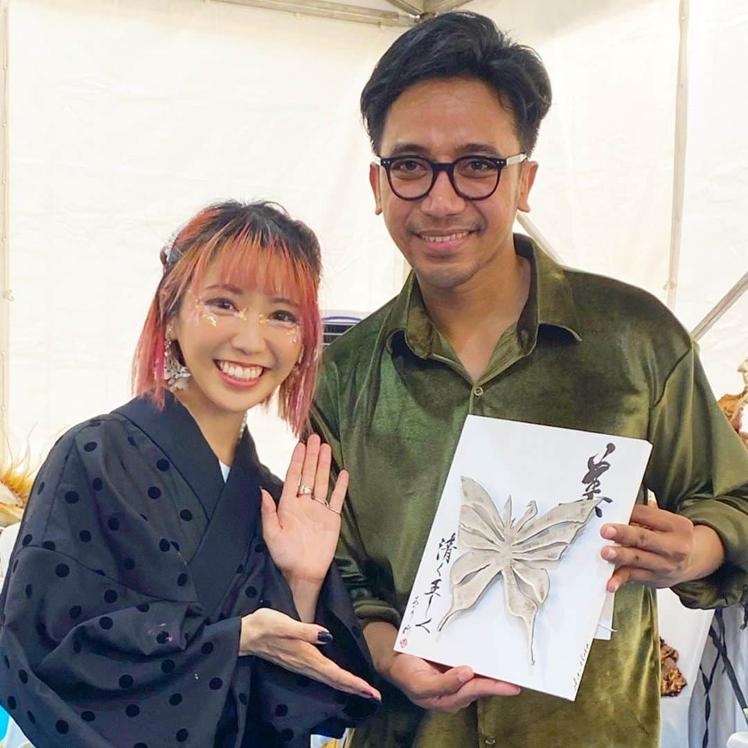 原愛梨のインスタグラム：「Thank you!! @bubahalfian   Great memory in Indonesia!!  #書道 #calligraphy  #indonesia #jemberfashioncarnaval  #bubahalfian #makeupartist   インドネシアのメイクアップアーティストのBubah Alfianさんと✨」