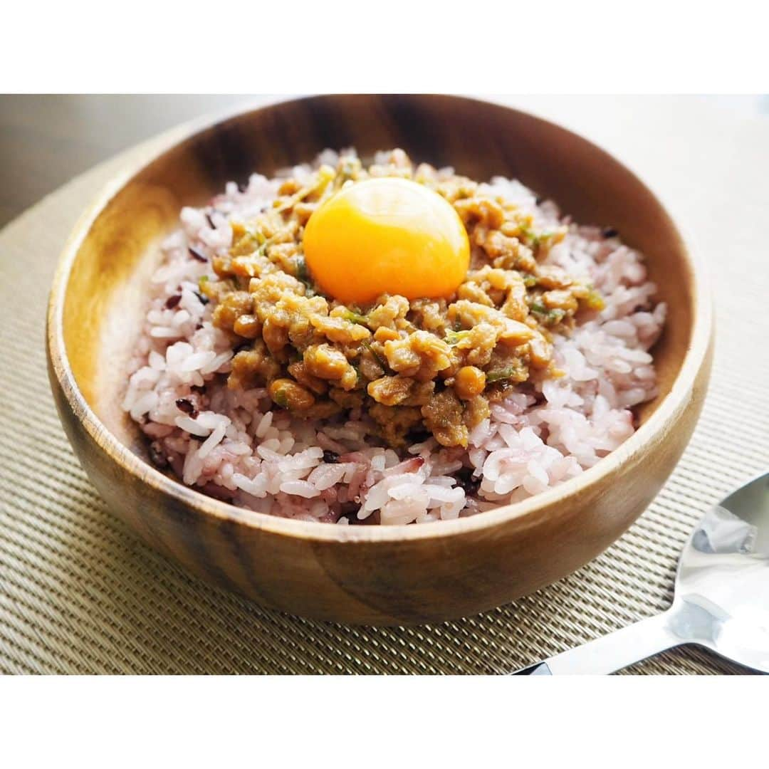 高木沙織さんのインスタグラム写真 - (高木沙織Instagram)「🍚 * ご飯3杯食べられる♡ 「納豆入り肉味噌」に ハマっています^ ^ * 疲労回復に役立つ豚肉と 味噌＋納豆のWの発酵食品！！ 砂糖やにんにく、しょうが、ごま油のほかに コチュジャンを加えてもいい感じ。 ※ 納豆は1番最後に加えて 加熱時間を短く済ませます。 * ご飯には黒米を混ぜて 活性酸素対策。 * * #ごはん #ごはん記録  #ごはん日記  #おうちごはん  #発酵食品 #発酵食品ソムリエ #雑穀米  #疲労回復 #腸活 #免疫力アップ #肉味噌 #food #foodstagram」8月14日 17時48分 - saori_takagi