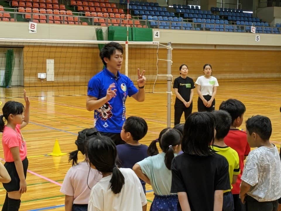 高松卓矢さんのインスタグラム写真 - (高松卓矢Instagram)「V.明日夢プロジェクトで櫻井さん、うっちーと一緒にバレー教室に参加しました！ 初心者の選手が多かったですがみんな楽しそうにバレーをやってくれて本当にありがたかったです♪☺️ またよろしくお願いします♪ #明日夢プロジェクト  #うっちー #えびさん #さすがに3連教室はキツい笑 #明日から台風 #気をつけましょう #たかまつり」8月14日 17時49分 - takamatsuri12