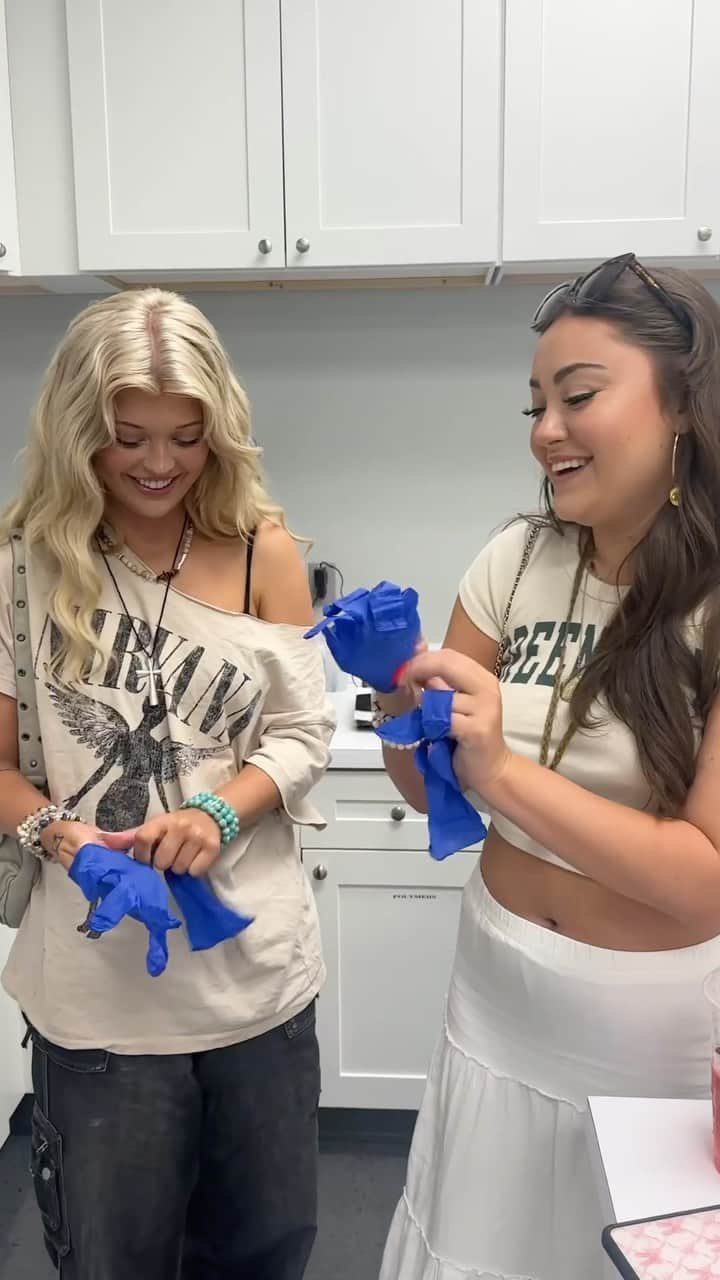 ローレン・グレイのインスタグラム：「had to share this because i had the loveliest morning with the team @mariobadescu . they invited us to the headquarters, talked to us about their history, and showed us how their products are made. this post isn’t sponsored, I just had to tell u guys how incredible it was to meet the the owner and his wonderful family. in case you didn’t know, mario badescu is a family owned and operated business, and they are the kindest people you’d ever meet. thank u to them for being awesome (and creating great products of course).」