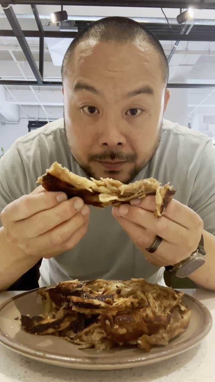 デイビット・チャンのインスタグラム：「Messing around in kitchen…a venn diagram of: roti canai, cinnamon bun, Austrian strudel, scallion pancake, 🇰🇷 hotteuk.  Initially was trying to play around with roti canai…but ended up at Cinnabon at the food court in a South Korean shopping mall   Stretching the dough hand like the roti canai masters is not in my realm of possibilities.」