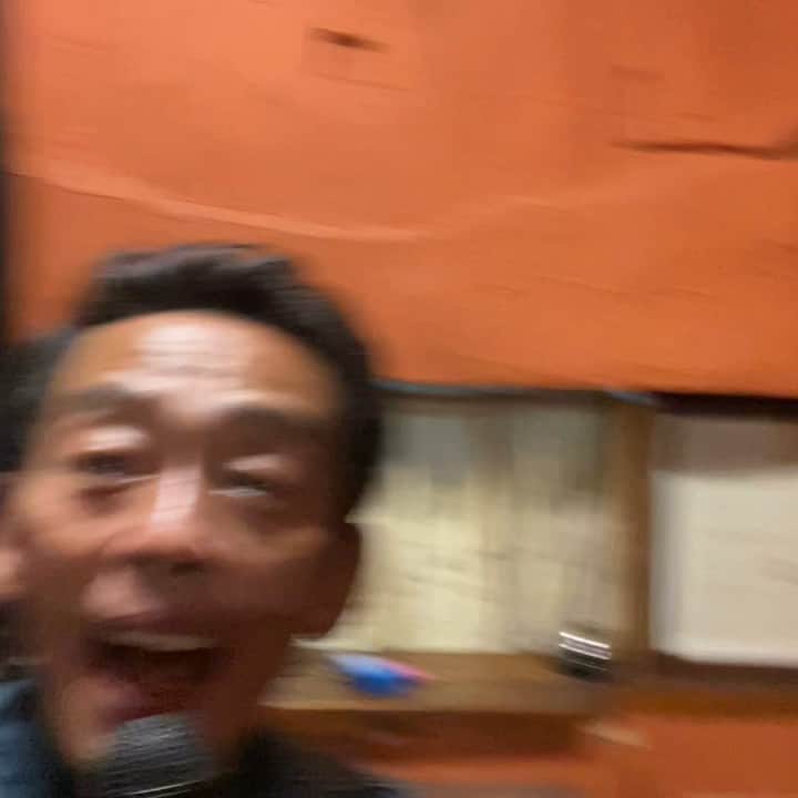 ぜんじろうのインスタグラム：「大阪の十三のBAR黒ひげさんで、最新の『孤独のアジアツアー奮闘記 』のスタンダップコメディをさせていただきました。  お陰様で、満員御礼。Sold out。お客さんが入りすぎて、、、  ぎゅぎゅうの中、、見ていただき、失礼いたしました。  ベトナム🇻🇳→マレーシア🇲🇾→タイ🇹🇭→インド🇮🇳→マレーシア🇲🇾→シンガポール🇸🇬 freshly （採れたて）編でした。 　 ご来場いただいたお客様ありがとうございました。」