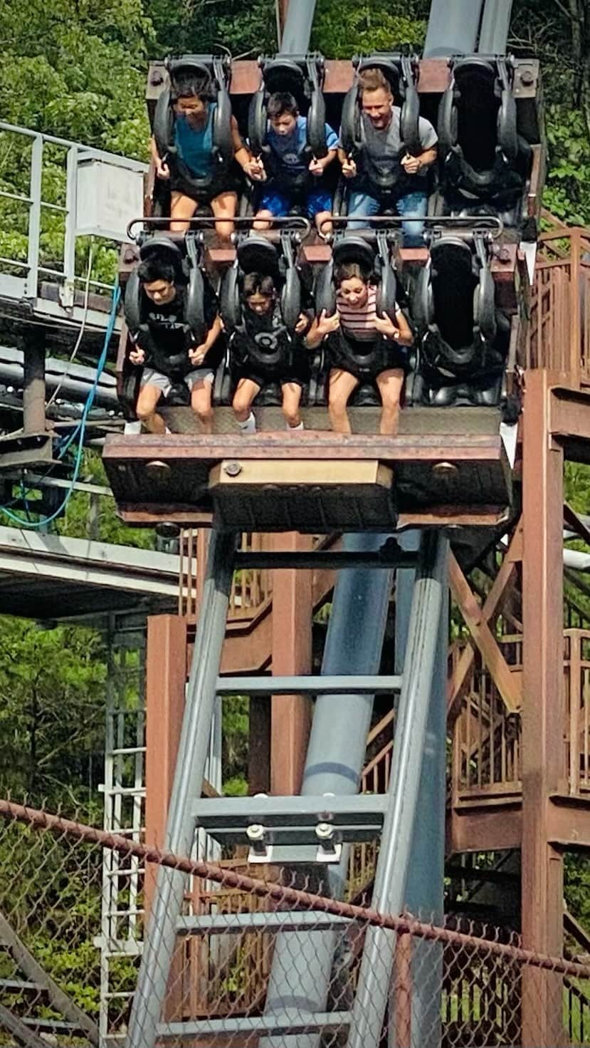 ローラ・オスのインスタグラム：「My family had the BEST time at @dollywood last week! We only had a half-day, but made the most of it and totally lucked out with no wait times. It did downpour for about 30 minutes (complete with high winds & a tornado watch!), but we took shelter and refueled. Those rollercoasters, btw, are no joke!!! Auntie Laura & Uncle Nathan outlasted the nephews, and I loved how @dollyparton’s spirit and faith are sprinkled in beautiful little ways throughout the park. For these first-timers, the visit was packed with memories and laughs — a total success for the whole Osnes clan! 🎢☀️🎠🎟️🍿」