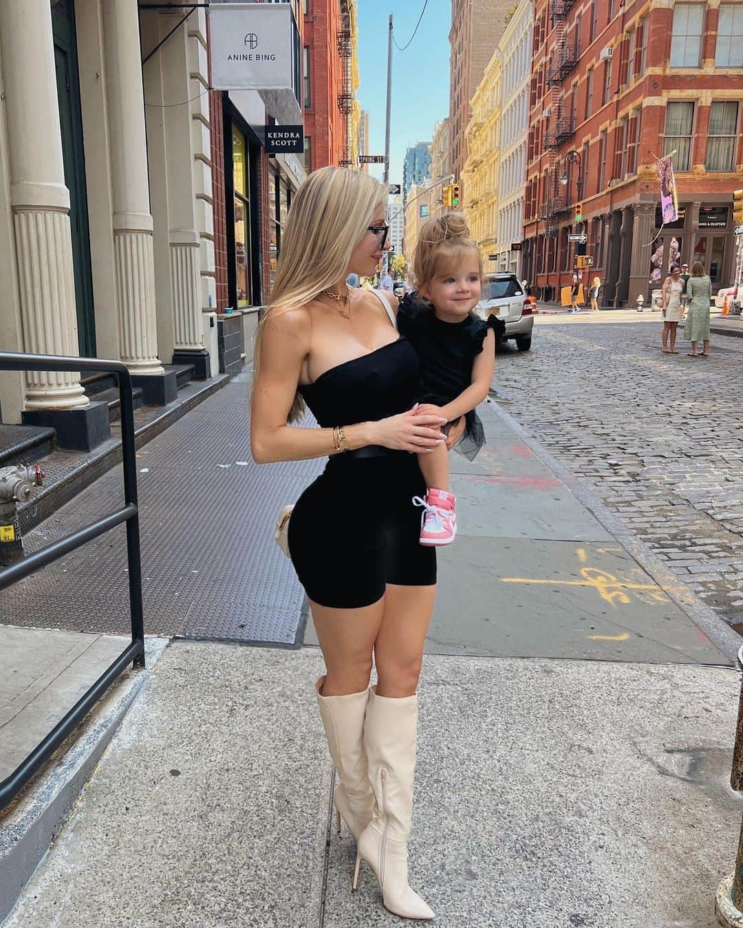 Amanda Leeのインスタグラム：「soho girls 👯‍♀️🍎 @FashionNova」