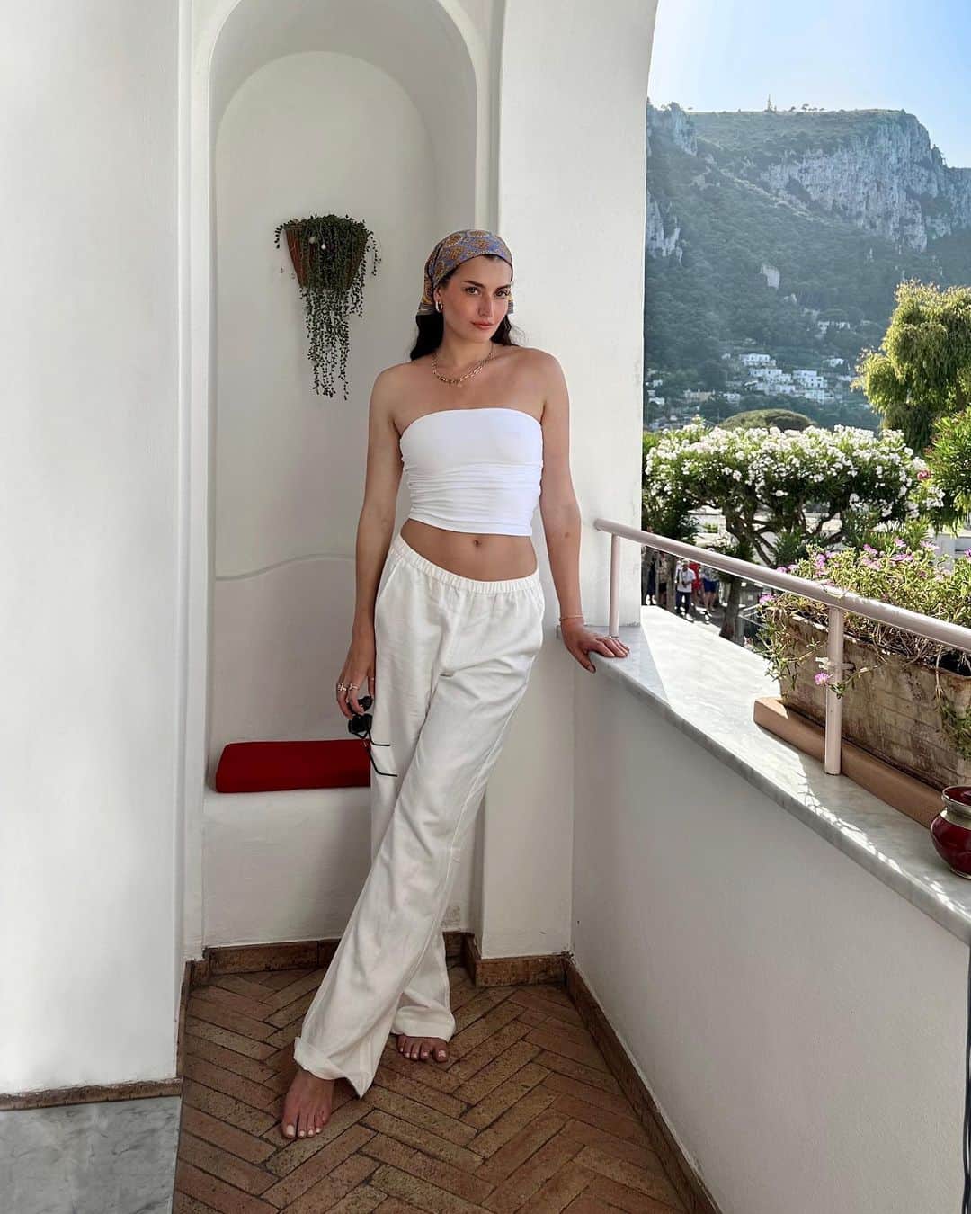 ジェシカ・ジェーン・クレメントのインスタグラム：「Favorite outfit from Capri 🤍💙」