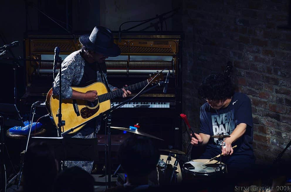 神谷洵平さんのインスタグラム写真 - (神谷洵平Instagram)「2023.08.13 at YUKUIDO Workshop, Ueno  WOODSHOP SESSIONS 「THE CHARM PARK × ERWIT」  かなり久しぶりのチャーム君とのDuo編成。 お互いの過ごしたここ数年を感じながらひたすら楽しみました😌 そして、チャーム君のソロパフォーマンスもまた圧巻過ぎて、、改めて感動したのでした。 凄いわ。 Duoも、またやりたい！！  Erwit  初めてきちんとライブを観たけど、 堂々としていて感心した！改めて、良い曲だらけだよあなた。 もっとやれ！ またやろね！！ from  神谷P   皆様ありがとうございました😊  写真1  The Charm Park & me  写真2  アンコールセッション  写真3枚目　歌舞伎　神谷  Great Photo by Steve Gerecke @stevegerecke」8月15日 4時03分 - junpeikamiya