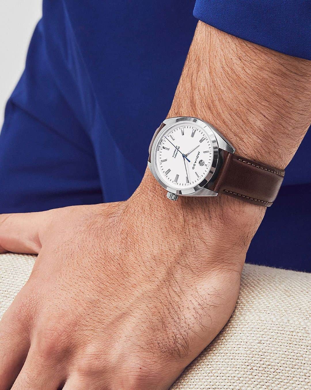 モバードのインスタグラム：「Retro-cool design and timeless styling have defined the #MovadoHeritage Datron collection for over 50 years. Tap to make this iconic timepiece yours today.」