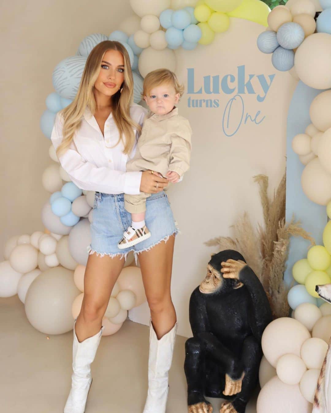 ロッティー・トムリンソンのインスタグラム：「Lucky’s wild one💚 having all the people we love all celebrating our baby boy was so special 🤍 we’re so lucky ✨   A massive thank you to @thelittle.partyhire for helping me organise everything & making it so stress free and creating the cutest set up for the kids 🤗」