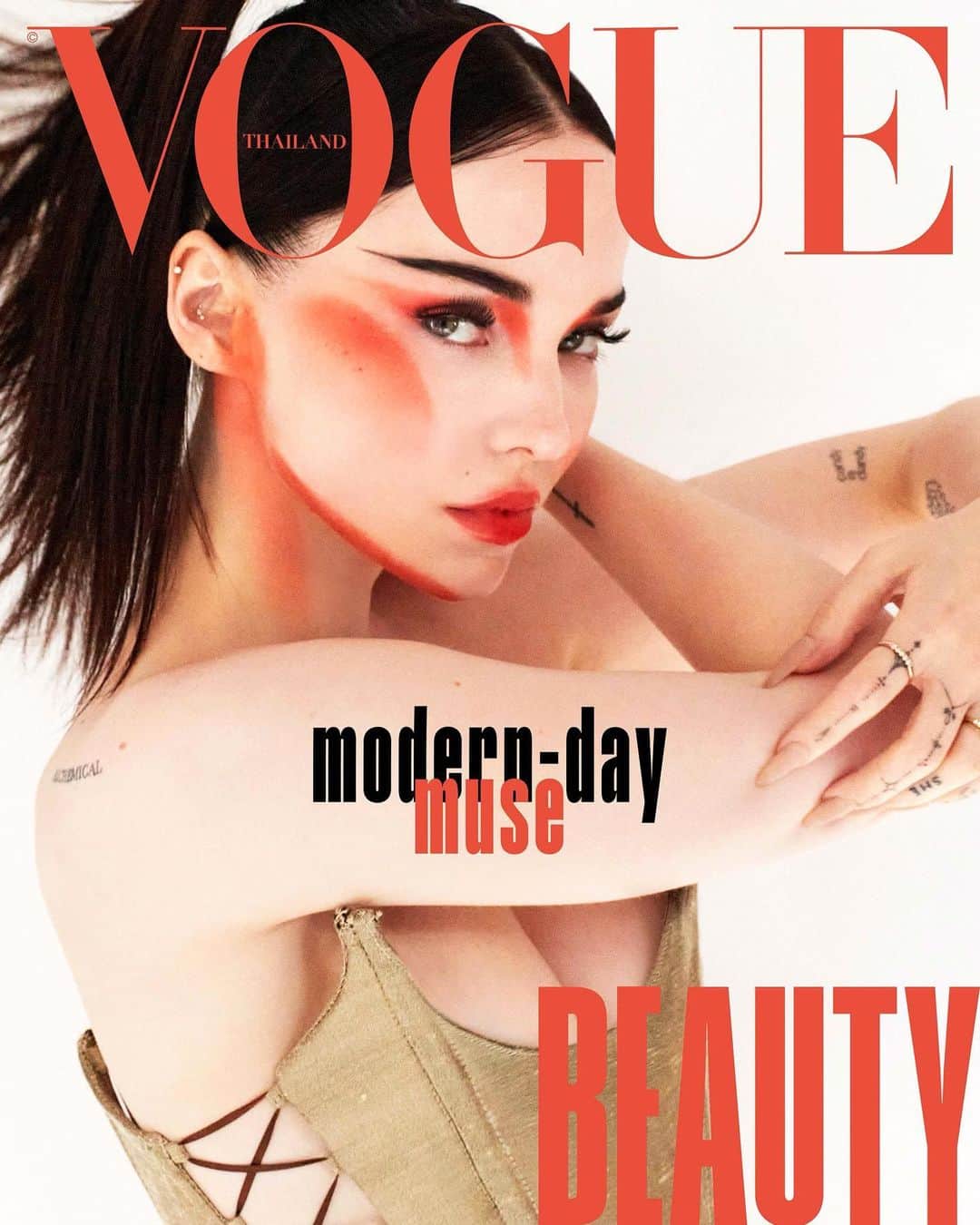 ダヴ・キャメロンのインスタグラム：「@voguebeauty @voguethailand thank you for the most surrealistic& magical love filled  day 🍊🍰🌞🍯🍑🎻🛵  @kullawit  @natth_j @mac_huelster @makiryoke @evaniefrausto @c.m.casting」