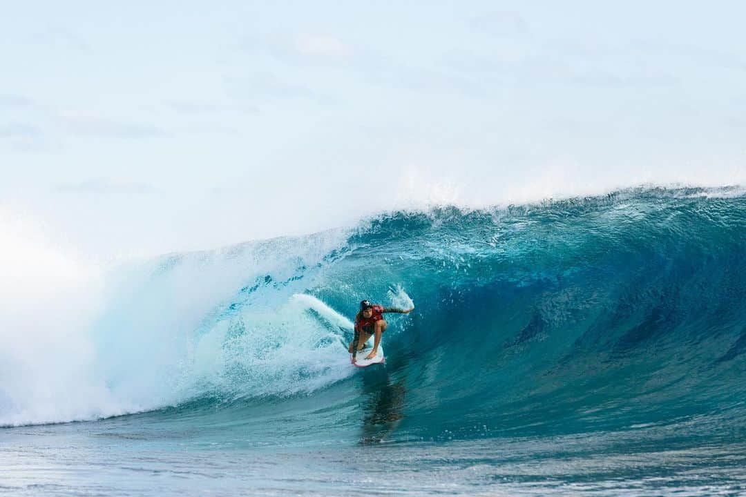 レイキー・ピーターソンのインスタグラム：「Year eleven competing on the WCT… not the way I was hoping to finish off the last event of the year, never fun to lose in tough conditions and feel like you are capable of a lot more. But that means I’ve got a lot of room to improve and grow so I’m super stoked on that! Thanks everyone who supported me this season through the ups and downs… wasn’t my best competitive year ever, but gosh dang I had some of the BEST times and moments of my life and career!! Inspired to do better in 2024 but for now it’s time to take a break for a bit and not go near a airport for a little while haha thanks to @shanedorian @mikeparsons1 @microsurfacademy for helping me at events this year. So honored to be able to learn from the best! You guys rule. And to my husband @thomas_allan for just being the best person ever. Love you. Thanks again everyone see ya at Pipe ✌🏼❤️」