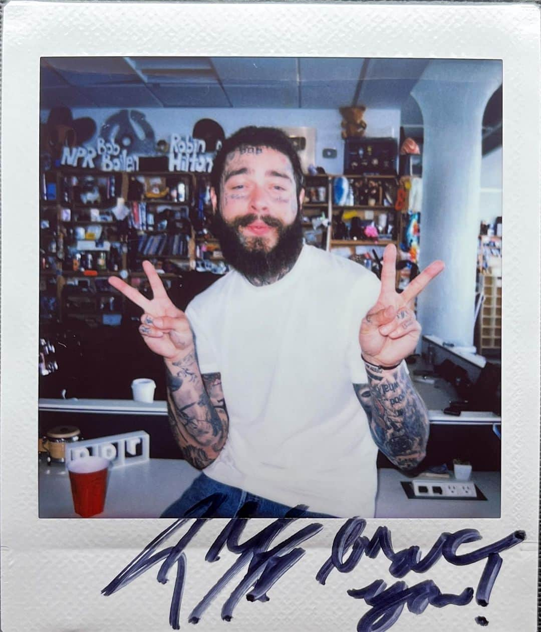 ポスト・マローンのインスタグラム：「#tinydesk • Are y'all ready for Austin? Tune in tomorrow at noon ET for the YouTube premiere of @postmalone's Tiny Desk concert. Let's watch it together 💙⁠ ⁠ ⏰ Set a reminder at the link in our bio or at youtube.com/@nprmusic⁠ ⁠ Photo: @joshualbryant | Joshua Bryant/NPR」