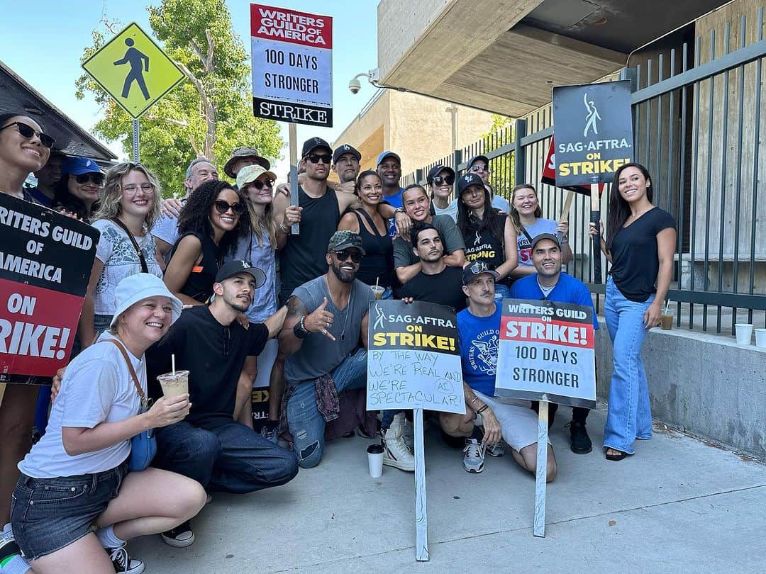 ロッチェル・エイツのインスタグラム：「Out here in these Hollywood streets picketing w/ #swatfam and friends! @caroline @merledandridge @shemarfmoore @valeriepettiford♥️ @nikivadionne  #sagaftrastrong #power2performers」