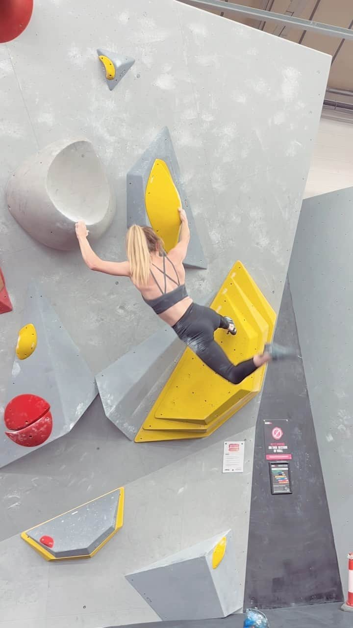 シャウナ・コックジーのインスタグラム：「Testing the summer league boulders at @tchsheffield SUCH a fun set! Thanks to the crew for letting me join in! League starts tomorrow!」