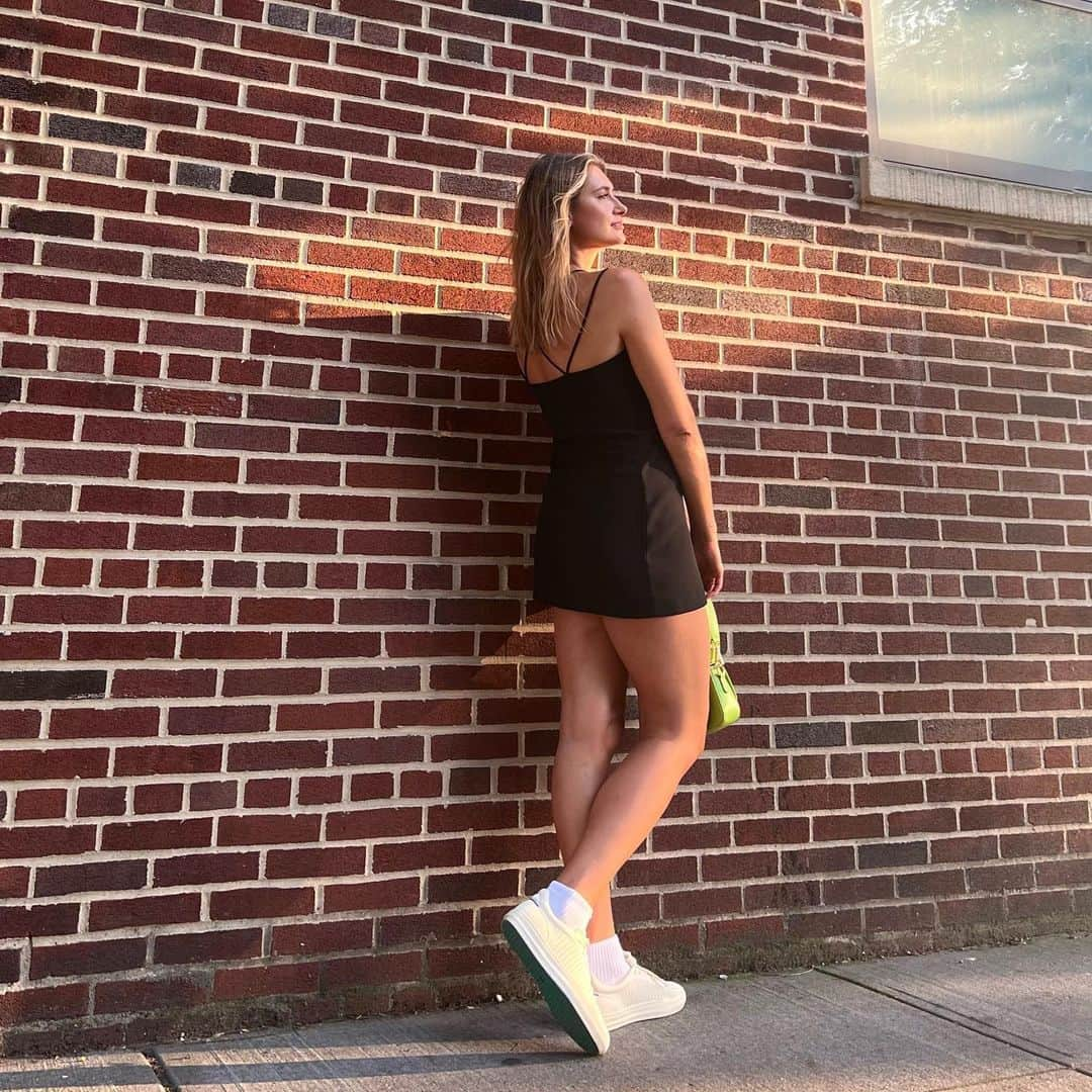 Monica Aksamitさんのインスタグラム写真 - (Monica AksamitInstagram)「You can say hi, I don’t bite.   #rothys #polishgirl #womensfashion #fashionblogger #nyc #fordmodel」8月15日 4時33分 - monicaaksamit