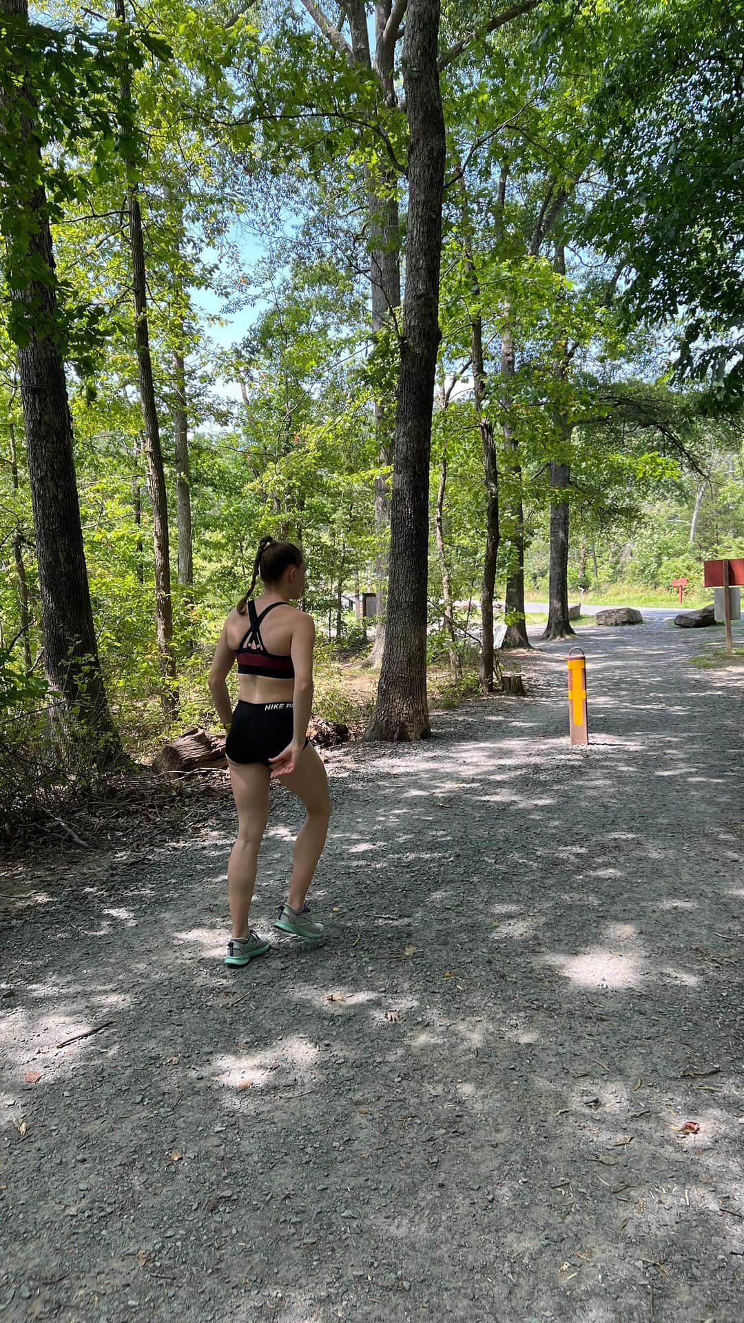 ケイトリン・サージェント・ジョーンズのインスタグラム：「Are you even in NOVA if you don’t run at Burke Lake?」