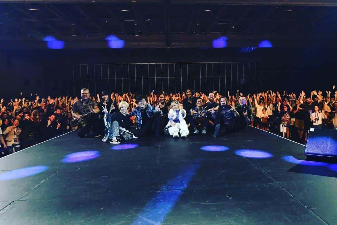 Anlyのインスタグラム：「#otakuthon2023   I really had fun in montreal and otakuthon. I hope to come back soon again see you are all✨🥰  ゲストボーカルとしてアンコールに参加し小畑貴裕さん作曲の『イザベラの唄』を歌唱しました。約束のネバーランド大好きなので光栄でした🙏  #anly #otakuthon #naruto #boruto #natsumesbookoffriends #sevendeadlysins #promiseofneverland」