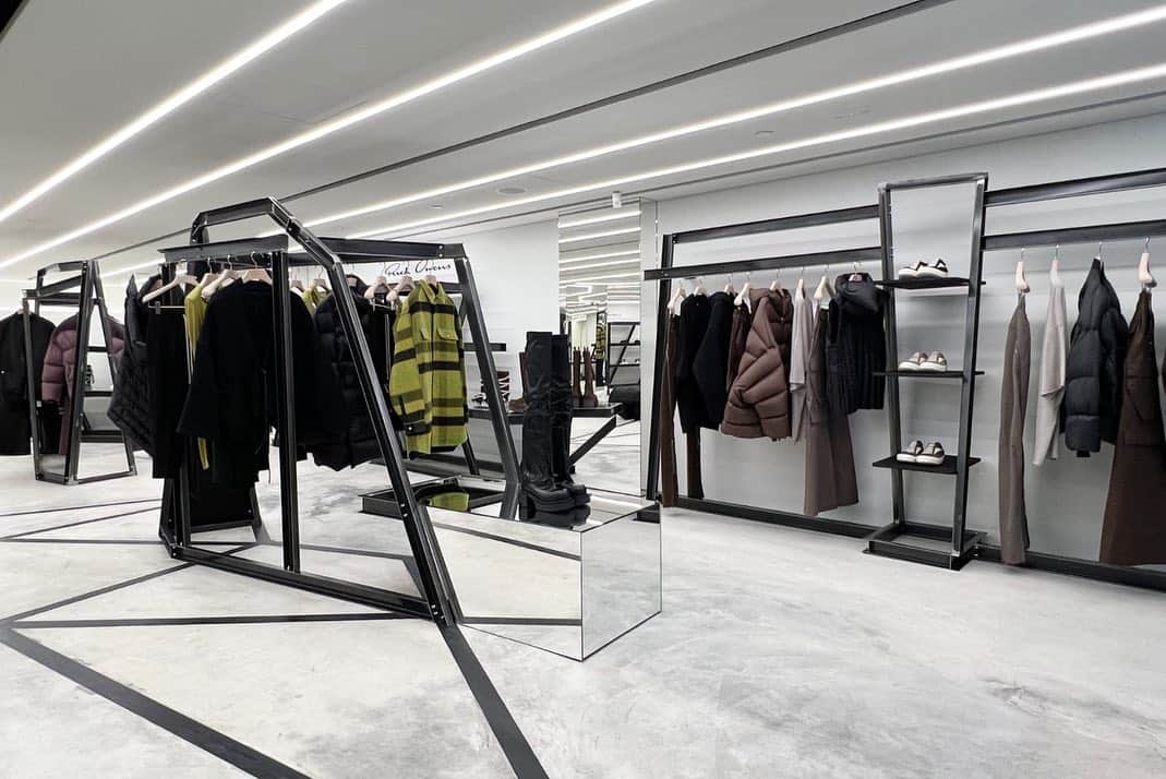 I.T IS INSPIRATIONさんのインスタグラム写真 - (I.T IS INSPIRATIONInstagram)「Rick Owens has arrived at Central Ice House Street.  Debuting in 1994, Rick Owens founded his namesake label in Los Angeles, achieving a cult following for his ability to execute gothic avant-garde sensibilities in refined couture pieces. Owen's conceptually shaped collections have gained patronage by influences like Michelle Obama, Lindsay Lohan and Madonna, who are all captivated by the bold artistic vision and eclectic goth aesthetic that rock the runway.  Discover more in store now.  📍 Rick Owens Shop 7, No.10 Ice House Street, Central. 11:00 - 20:00  #rickowens #ithk」8月14日 19時43分 - ithk