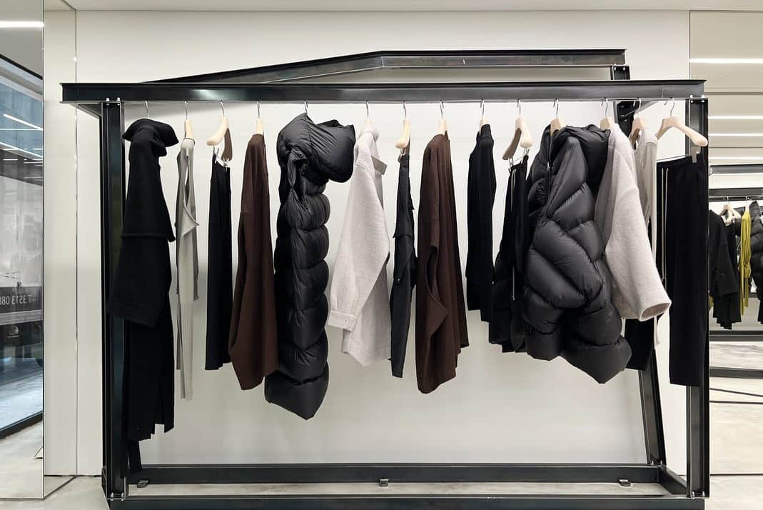 I.T IS INSPIRATIONさんのインスタグラム写真 - (I.T IS INSPIRATIONInstagram)「Rick Owens has arrived at Central Ice House Street.  Debuting in 1994, Rick Owens founded his namesake label in Los Angeles, achieving a cult following for his ability to execute gothic avant-garde sensibilities in refined couture pieces. Owen's conceptually shaped collections have gained patronage by influences like Michelle Obama, Lindsay Lohan and Madonna, who are all captivated by the bold artistic vision and eclectic goth aesthetic that rock the runway.  Discover more in store now.  📍 Rick Owens Shop 7, No.10 Ice House Street, Central. 11:00 - 20:00  #rickowens #ithk」8月14日 19時43分 - ithk