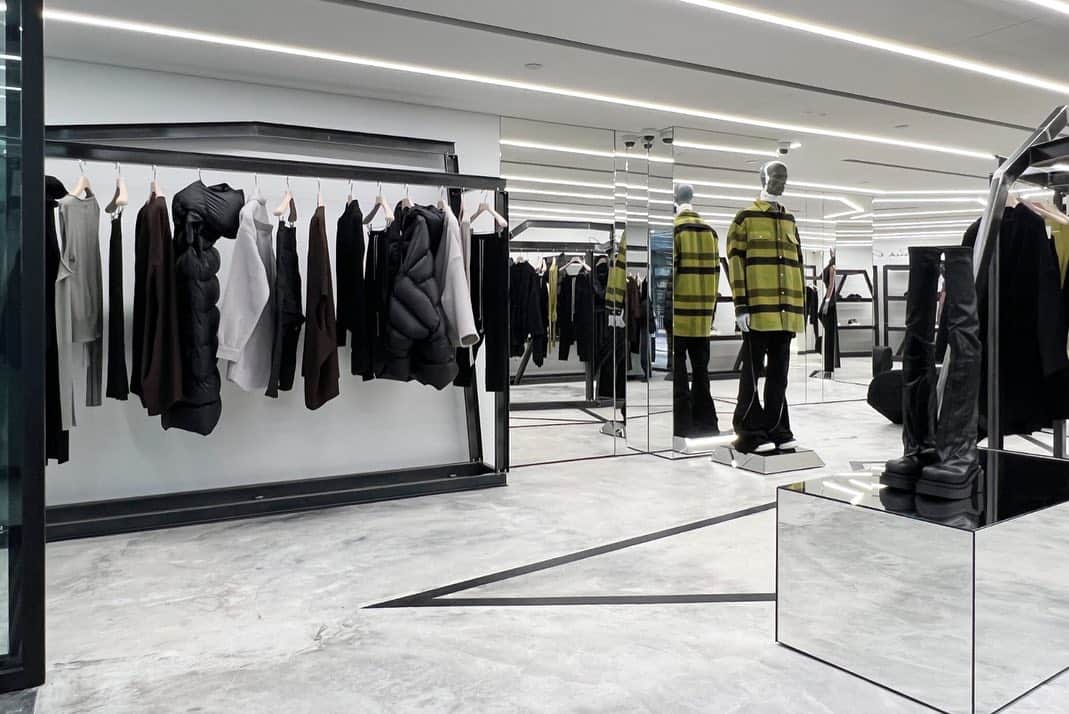 I.T IS INSPIRATIONさんのインスタグラム写真 - (I.T IS INSPIRATIONInstagram)「Rick Owens has arrived at Central Ice House Street.  Debuting in 1994, Rick Owens founded his namesake label in Los Angeles, achieving a cult following for his ability to execute gothic avant-garde sensibilities in refined couture pieces. Owen's conceptually shaped collections have gained patronage by influences like Michelle Obama, Lindsay Lohan and Madonna, who are all captivated by the bold artistic vision and eclectic goth aesthetic that rock the runway.  Discover more in store now.  📍 Rick Owens Shop 7, No.10 Ice House Street, Central. 11:00 - 20:00  #rickowens #ithk」8月14日 19時43分 - ithk