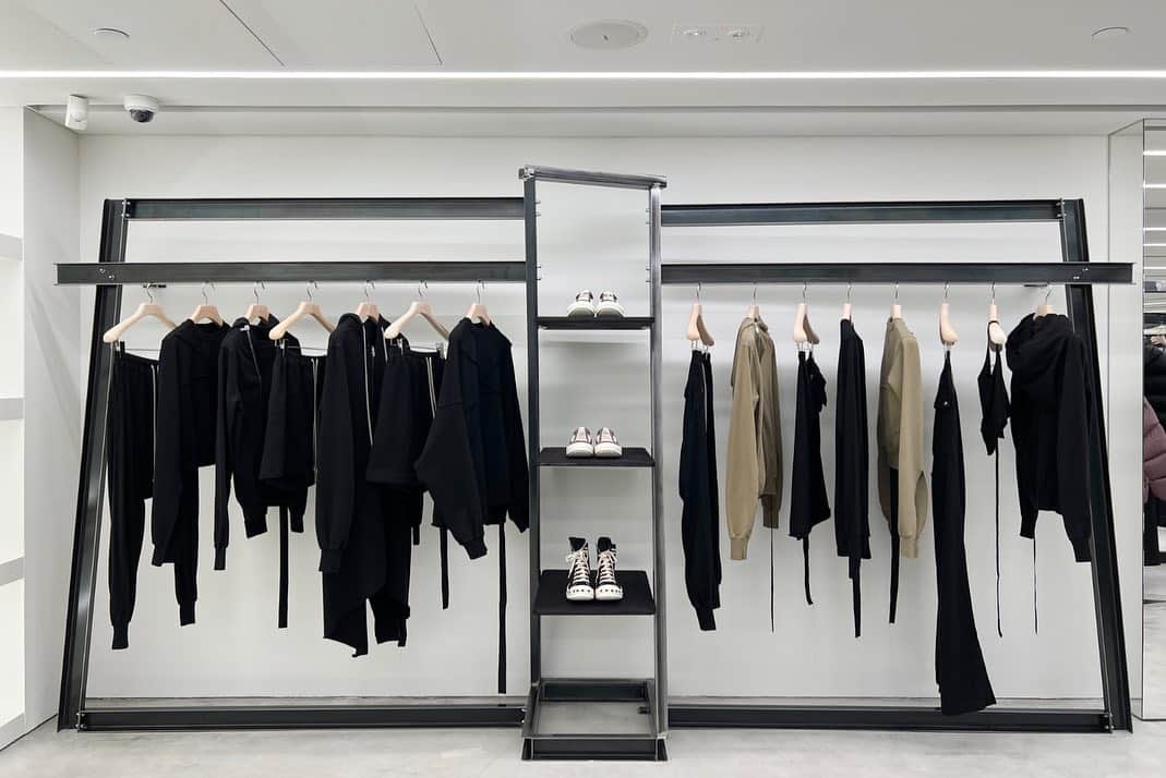 I.T IS INSPIRATIONさんのインスタグラム写真 - (I.T IS INSPIRATIONInstagram)「Rick Owens has arrived at Central Ice House Street.  Debuting in 1994, Rick Owens founded his namesake label in Los Angeles, achieving a cult following for his ability to execute gothic avant-garde sensibilities in refined couture pieces. Owen's conceptually shaped collections have gained patronage by influences like Michelle Obama, Lindsay Lohan and Madonna, who are all captivated by the bold artistic vision and eclectic goth aesthetic that rock the runway.  Discover more in store now.  📍 Rick Owens Shop 7, No.10 Ice House Street, Central. 11:00 - 20:00  #rickowens #ithk」8月14日 19時43分 - ithk