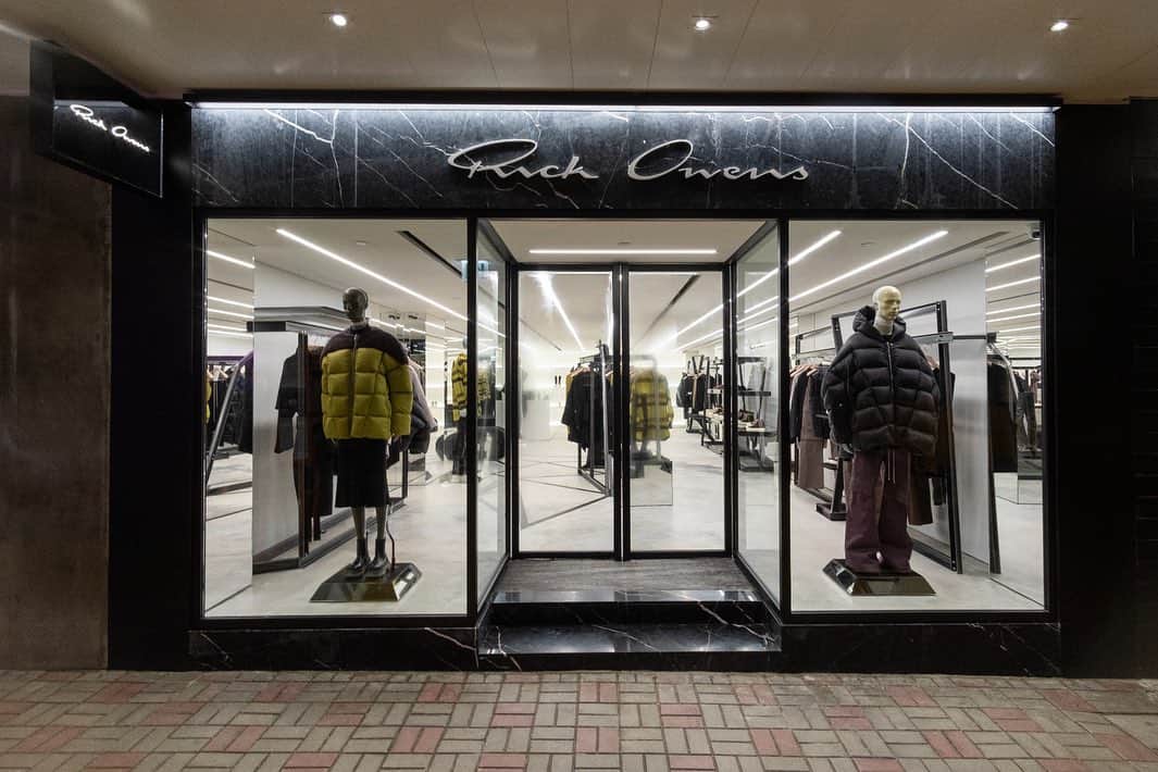I.T IS INSPIRATIONのインスタグラム：「Rick Owens has arrived at Central Ice House Street.  Debuting in 1994, Rick Owens founded his namesake label in Los Angeles, achieving a cult following for his ability to execute gothic avant-garde sensibilities in refined couture pieces. Owen's conceptually shaped collections have gained patronage by influences like Michelle Obama, Lindsay Lohan and Madonna, who are all captivated by the bold artistic vision and eclectic goth aesthetic that rock the runway.  Discover more in store now.  📍 Rick Owens Shop 7, No.10 Ice House Street, Central. 11:00 - 20:00  #rickowens #ithk」