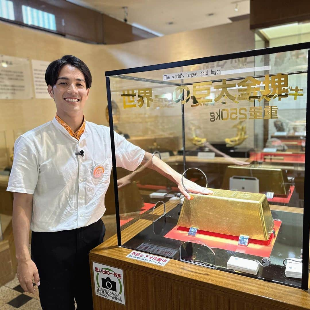 武隈光希のインスタグラム：「. 世界一の金魂？？？ . . . 静岡県の伊豆にある『土肥金山』  なんと、ギネスに認定されている250キロの金塊があるんです！！！ しかも24億円相当、、、、💵  キラキラ輝く巨大な金に触ることもでき、なんだか金運がアップした気がしました💰  同行していたスタッフさんは、この金塊に触った1時間後、自動販売機であたりが出ていましたよ〜！  砂金採り体験もオススメです！！！ (砂の中から見つけ出した時の興奮は、たまりません！)  #土肥金山 #金塊 #ギネス記録 #世界一の巨大金塊 #砂金採り #テレビ朝日 #アナウンサー #テレビ朝日アナウンサー」