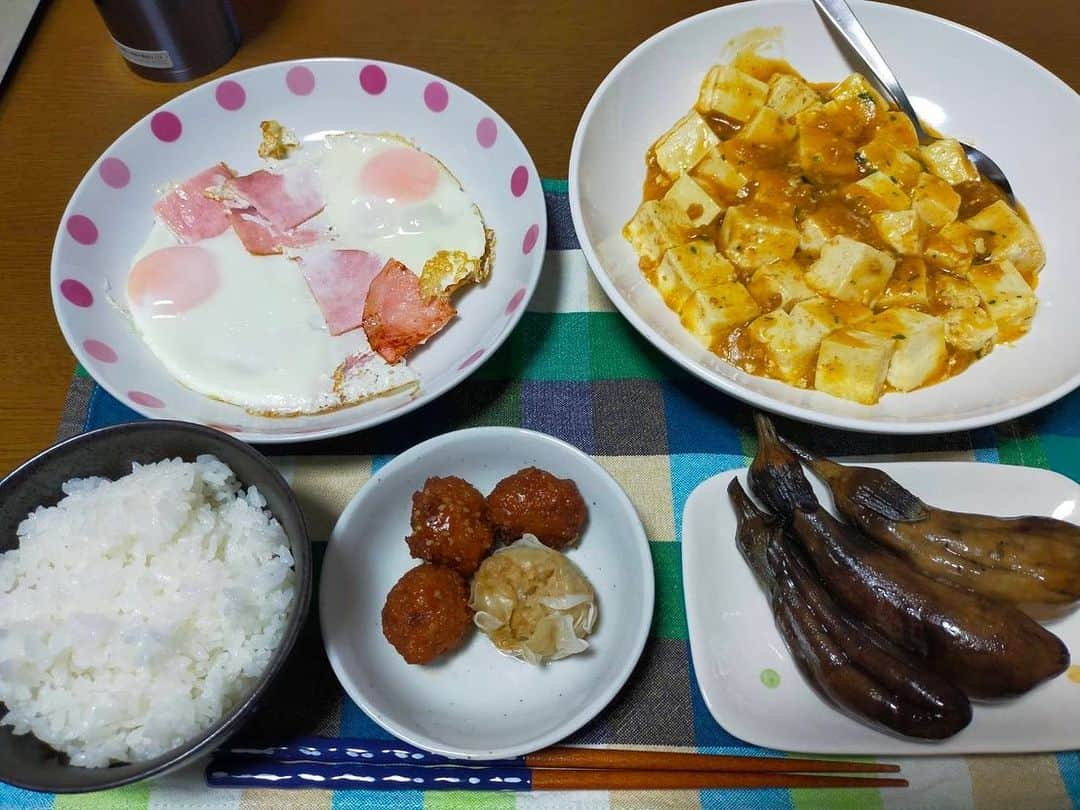 大河壮太のインスタグラム：「夕ご飯  麻婆豆腐 丸美屋とかクックドゥとか最高すぎる。安早旨の三拍子。ストック抱えてたものと期限を少し切らしてしまった豆腐40円  ハムエッグ 冷やし中華を作った時に余ったハムと10個230円の卵2個  ナスのぬか漬け 何年かぶりに始めたぬか床、茄子は坪沼農家さんからのいただきもの  ファミマの焼売と肉団子 キャンペーン中で増量されていた焼売と肉団子、昼に食べたけど残したから夕飯に出したら妻が全部食べてくれた  今日は2人で170円ぐらいかな？ て考えるとごちそうもごちそう  #夫婦飯 #宮城 #移住 #お野菜太郎 #坪沼 #仙台坪沼 #坪沼野菜」