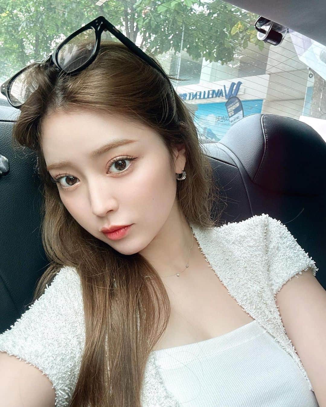 山本月のインスタグラム：「韓国毎日暑い〜🥵 食べて買い物しての繰り返しでずっと幸せ🩵  ムジゲマンションのリップかわいい🫦 Icy Glow 03 Holymoly ってカラーだよ.」