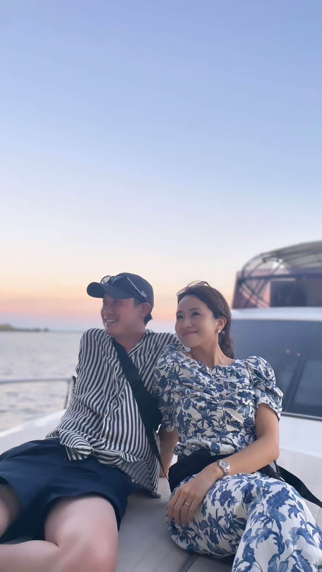 曽田茉莉江のインスタグラム：「夏の最高の思い出🛥️✨  初めてクルーザーに乗りました🥰 すごく綺麗でオシャレで好きなBGMをかけれて テンションがとても上がりました😆 夫の同僚のご家族の方々と船の上でお誕生日のお祝い🥂  なんだか特別感あって、クルージングってこんなに楽しかったんだなと…🥹💕  また何かの記念とかに必ずしたいです😆 ベットとかもあったので、クルーザーで旅したくなっちゃうくらいでしたよ🥺✨  そしてなんと！私のインスタを見たとお伝えたら シャンパン１本サービスしてくださるそうです🫣🥂✨ ありがとうございます🥰🥰  シェフのコース料理も頼めたり、いろんなオプションがあるそうです🥂  夏の思い出、記念日、パーティーなどに とってもオススメです🥹💕  @tokyo_high_standard   子供たちも船長になれた気分で楽しんでいました🥹💕 ならば私はせっかく船に乗ったので ローズになった気分でタイタニックを…😂（笑）  そしてDMでお問い合わせ頂いたこちらのワンピースは @snidel_official  です💙🩵  #クルーザー#クルージング#船#船上#船上パーティー #パーティー #お誕生日#誕生日サプライズ #誕生日ケーキ #ポケモン#ポケモンケーキ」