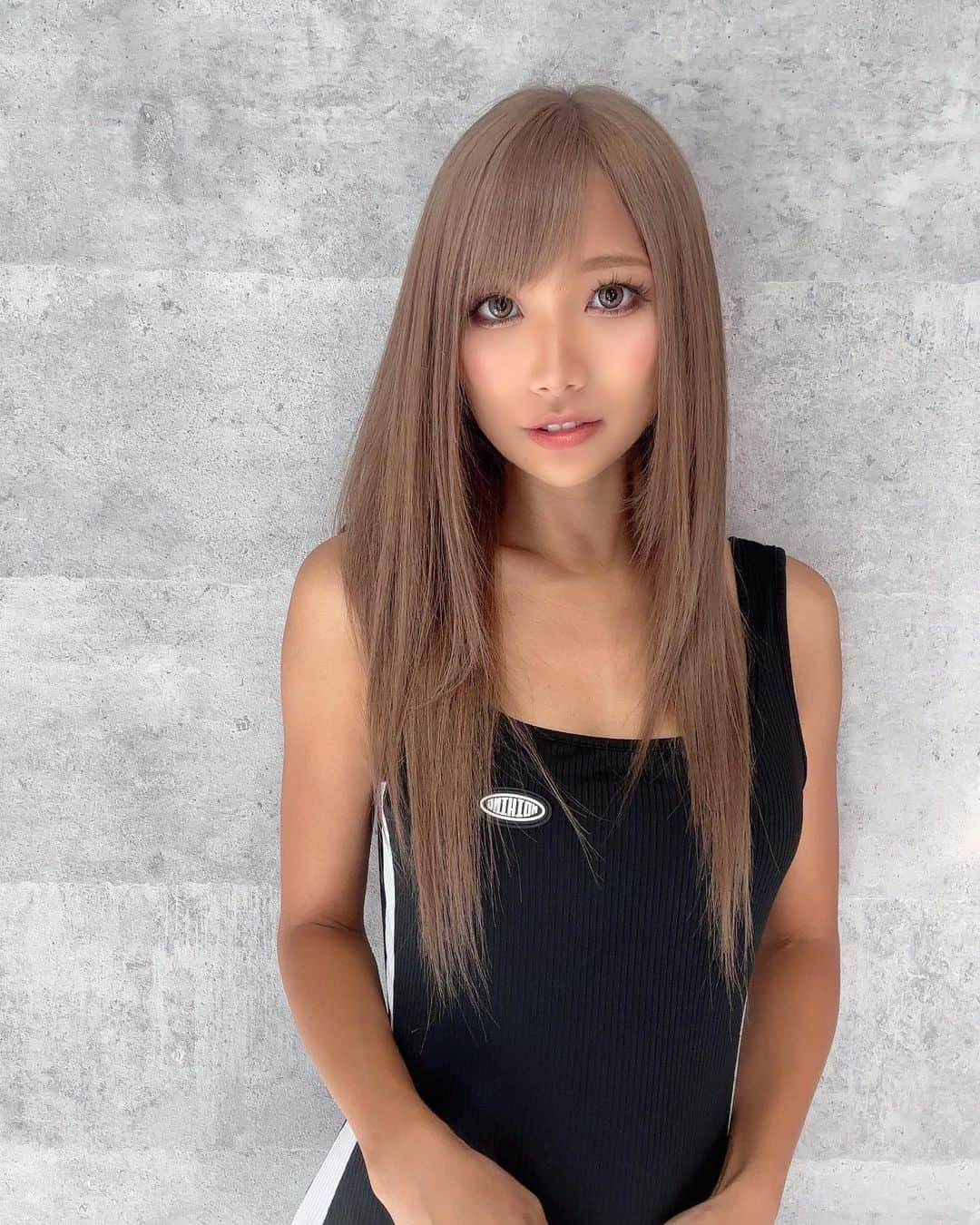 高橋由真のインスタグラム：「New Hair ✂︎  今回は @revo0126 に髪の毛やってもらいました🙌✨  インナーカラーを抜いてもらって、プリン直してカラー入れて 最後はトリートメントしてサラサラなワンカラーに仕上げてもらったよ✨☺️  大好きな色味でサラッサラに仕上がって嬉しい🥹🩷  ケアブリーチで頭皮も全然痛みなくて荒れなかった🙏💖  渋谷で美容院探してる人いたらRevoにお任せあれ🫶✨  後輩や友達も多く通っててギャル系にはもってこい🌺 ギャル以外も得意だって🫡  予約、問い合わせは @revo0126 にしてみてね♡  あ、ベビーカーでちーくんも一緒に行ったよ😎🧡 (🛗ありでベビーカー🆗は重要)  ママさんも大丈夫👍❤️‍🔥  頭皮荒れやすい人、髪の毛傷んでる人もぜひ相談してみて☺️❣️  ちなみによく聞かれるけど地毛です🙋‍♀️  #hair #ハイトーン #ブリーチ #ギャル #ベージュカラー #アッシュ #ヘアカラー #グレージュ #ブリーチカラー #ケアブリーチ #トリートメント #渋谷 #美容室 #子連れ #ママ #男の子ママ」