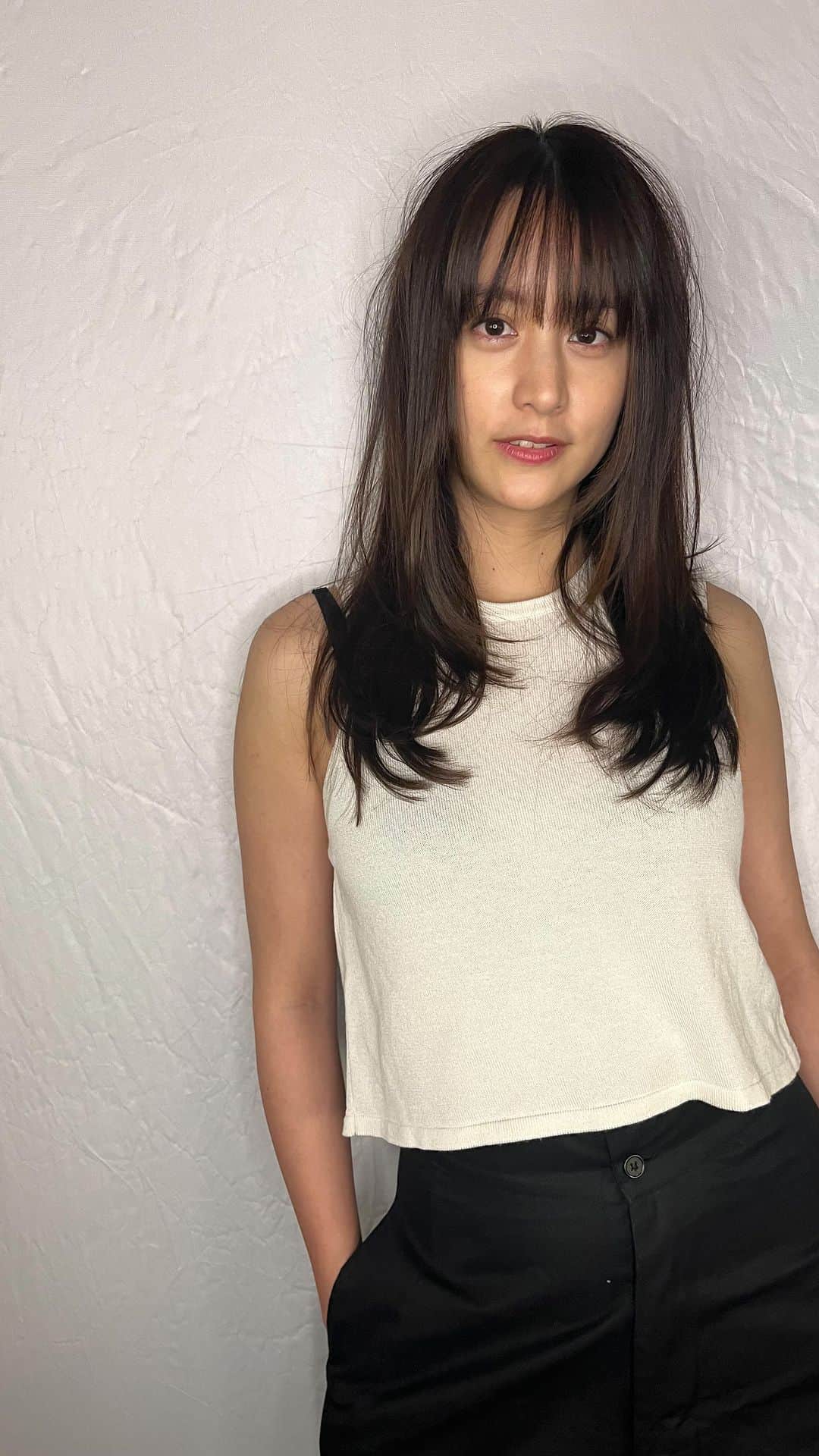 青木大輔のインスタグラム：「美月ちゃん！めちゃくちゃ可愛くスタイルチェンジ‼️ ワンレングスで伸ばしたヘアーから、サイドをバッサリとウルフテイストに切り込んだスタイルに🤩 カットラインはウルフっぽいけど激しくないからオシャレで可愛い❗️ サイドは結構切り込んでいて、トップにもベースの長さとのバランスも考えてレイヤー入れてます。 毛量は全体が縦のラインになる感じに取り、ベースの重さは毛先が軽くならないように残してます。 顔周りにポイントになる短い毛束をつくっていて、それが良い感じにアクセントになってます！ 『ソフトウルフ』って感じのヘアースタイルですね🐺 MANAMI トリートメントも安定の仕上がりで⭐️✨ 今回もチームティーシェルで最高なヘアーつくれて嬉しいー‼️🙌🏽🙌🏽 #山本美月 #ソフトウルフ #ウルフヘアー #ヘアースタイル #hairstyle #tiechel #ウルフレイヤー」