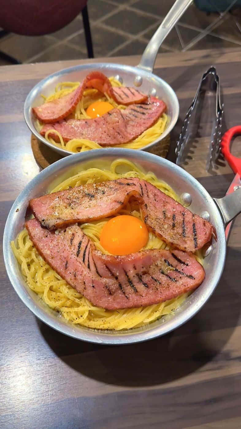 ゆうとグルメのインスタグラム：「🍝新宿で1番おすすめのイタリアン🍝 ㅤㅤㅤㅤㅤㅤㅤㅤㅤㅤㅤㅤㅤ 新宿にあるアタッチメントさん(@attachment3825)の 「溶岩ミートパスタ」1548円 「一枚麺のカルボナーラ」1548円 「大判ベーコンのカルボナーラ」1548円 「自家製抹茶プリンアイスクリーム乗せ」789円  西武新宿駅から徒歩4分ほどのところにあるアタッチメントさんは、種類豊富なメニューが楽しめるイタリアン！ ㅤㅤㅤㅤㅤㅤㅤㅤㅤㅤㅤㅤㅤ ここのお店の名物は溶岩パスタ🍝🧀 ㅤㅤㅤㅤㅤㅤㅤㅤㅤㅤㅤㅤㅤ 溶岩のように熱々で提供されるチーズをたっぷり使ったりミートパスタで、トングを使って肉肉しいミートソースとチーズ、パスタ麺をしっかり絡めるようにしていただきます！ ㅤㅤㅤㅤㅤㅤㅤㅤㅤㅤㅤㅤㅤ 一緒にパンがついてくるのでそれに付けてミートソースを余すことなく食べられるのも嬉しいポイント🤤🤤  超幅広でもちもちの一枚麺を使ったパスタや巨大厚切りベーコンを2枚もトッピングしたカルボナーラなど、おいしくて楽しいメニューが他にもたくさんありました！ ㅤㅤㅤㅤㅤㅤㅤㅤㅤㅤㅤㅤㅤ ちなみにデザートのまんまるなアイスをのせたプリンは味をチョコと抹茶から選べて、セットの追いソースをかけることでさらに濃厚に味変することも可能🍮🍵  昼から夜まで長く営業してるからランチでもカフェでもディナーでもかなり幅広く利用できるお店だと思う！ ㅤㅤㅤㅤㅤㅤㅤㅤㅤㅤㅤㅤㅤ 新宿エリアでおいしいイタリアンレストランに行きたいならぜひここ行ってみてほしい！ ㅤㅤㅤㅤㅤㅤㅤㅤㅤㅤㅤㅤㅤ かなりおすすめ！！ ㅤㅤㅤㅤㅤㅤㅤㅤㅤㅤㅤㅤㅤ —————————————— 📍東京都新宿区西新宿7-7-29 地下1F ⏰11:30〜23:00(土日祝11時open) 🛌不定休 🚃西武新宿駅から徒歩4分 —————————————— #PR #東京グルメ #東京ランチ #新宿グルメ #新宿ランチ #アタッチメント #attachment #cheese #tokyo #japan   #東京カフェ #新宿カフェ #東京観光 #東京旅行 #東京 #新宿 #カフェ巡り #カフェ好きな人と繋がりたい #ごはん記録 #抹茶 #プリン #matcha #japantravel #japantrip #instafood #japanesefood」