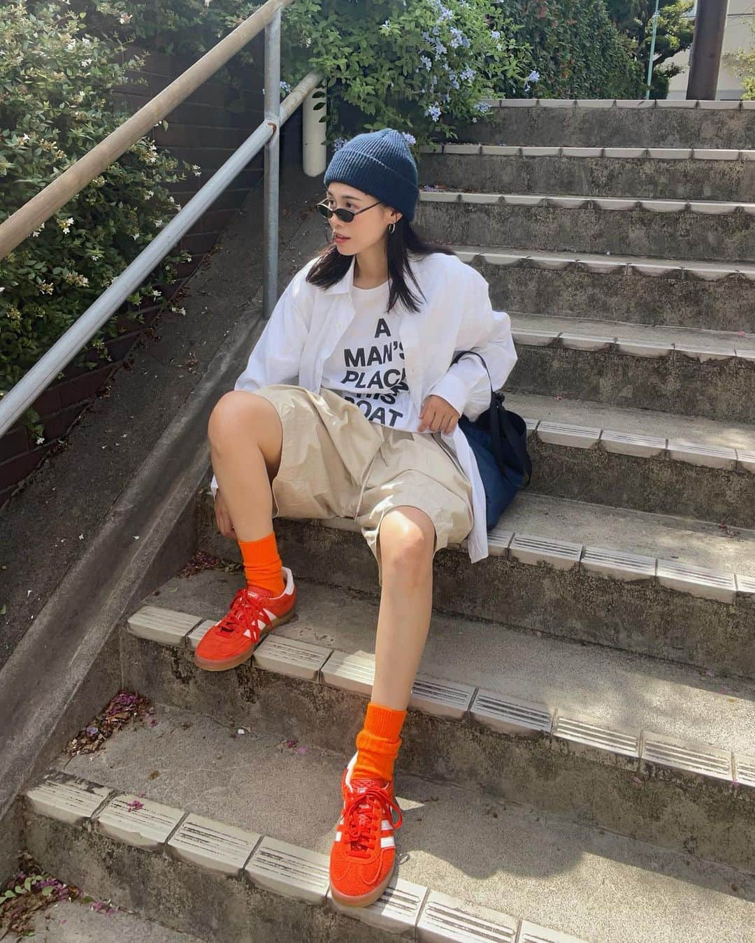 田中シェンのインスタグラム：「🧴🍚🍊😎  Shirts #comolishirt  T-shirt @creek_anglersdevice  Pants @ Shoes @adidasoriginals  Sunglasses @rayban  Bag @fredrikpackers  祐天寺朝食さんぽ🚶 昼間は歩くのもしんどいけど 朝方はだいぶ涼しくなってきたよ！ でも日焼け止め塗りたくなくて長袖着たら 終わった🤭  @alley_cats_yutenji  ________________________ 祐天寺ランチ駅から徒歩5分くらいの好立地。 #アボガドトースト が美味しいと聞いて🤤🥑 かぼちゃのペーストがびっくり美味しい！ バゲットが🥖分厚すぎて、ナイフとフォークで お上品にも食べれたんだけど、直喰いしました🤤 かぶりついたほうが2倍美味しいよ！(田中調べ) 8時代は人もいないのでのんびりにおすすめです📖  @ramenbreakbeats  #ramenbreakbeats  ________________________  早起きしたのには理由があります。 こちらのラーメンを食べたくて...9:30から記帳 開始の１１：30〜開店という情報をしっかり予習して 9:15から一番手で並んで、後ろには20人くらい 同士の方がいて「ふふんっ！」と強気に 食べれる気でいたら9:45になっても記帳開始せず😨 他のお客さんが代わりに聞いてくれたらなんとこの日は 7:30から記帳していて8:00には本日分が終わったとのこと。ショックでしばらく座ってた😎 (みなさんしっかり情報チェックしてから行ってください)  @curryspice_hanako  _______________________  気持ちを切り替えて、夏バテにはスパイスカレーだ！ と折れた気持ちを立て直し、こちらへ💁‍♀️ 2種のカレーセットで、グリーンチキンカレーと 海老のビンダルーにしました。 一口食べてびっくり！スパイスきいてる！元気になる！ エネルギーが高速チャージされてく‼️ 個人的に海老のビンダルーは絶対食べてほしい！ 食べ物と大地と海のエネルギーがすごい！  ________________________ If u are traveling Tokyo, I’m sure you’ll gonna have an  Very tight schedule. U wanna start ur morning early (right?) good breakfast makes goood vibes and  Healthy 🦴 bones ! (Said some one) @alley_cats_yutenji is a good place to start ur day. Opens 8:00AM. I want u to try #avocadotoast🥑 . Damn! Damn! Damn! That’s all I can say. (Means EXCELLENT 🤤💯) ________________________ #祐天寺カフェ #祐天寺グルメ #祐天寺ランチ #祐天寺テイクアウト #祐天寺駅 #祐天寺カレー #祐天寺カフェ巡り  #祐天寺散歩 #creekanglersdevice #adidasoriginalsuperstar #アディダススニーカー  #ストリート系ブランド #メンズファッションコーディネート #ビーニー女子 #東京朝活 #東京さんぽ  #일본여행🇯🇵 #東京観光🗼 #tokyotourguide  #yutenji  #여행일기✈️ #푸드스타그램🍴  #카페스타그램☕🍨🍰 #每日穿搭分享  #日系穿搭 #日本旅行好きな人と繋がりたい be」