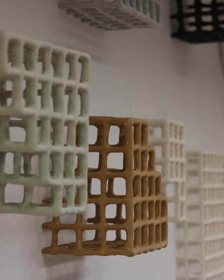 IDÉE／イデーさんのインスタグラム写真 - (IDÉE／イデーInstagram)「Akiko Mori Exhibition "Structures"  期間｜2023年8月18日（金）～9月12日（火） 開催店舗｜ @ideetokyo   IDÉE TOKYOに併設するIDÉE GALLERYでは、フィンランド・ヘルシンキで活動を行う、セラミックアーティストの森昭子さんの日本では初となる個展「Structures」を開催します。陶の持つテクスチャー、そして格子状の建築的造形から生まれる存在感は、日常の中で様々な表情を魅せてくれます。  会期初日の8月18日(金)21:15〜、インスタライブを配信します。森昭子さんをお招きして @ideetokyo と同時配信です！どうぞご覧ください。  ────── message  陶土を極限まで削ぎ落とし、自立できる最小限の状態で構成することを目指しました。 物質的なものを少なくしたら、空間の存在が大きくなり、影の存在さえも大きな意味を持ちはじめました。 余計なものがなくなると、知覚はより敏感になり感覚的な情報を得ようとするのだとおもいます。 フィンランドの静かな生活のなかで、環境の些細な変化に気がつくことが多いのは、そういうことなのかもしれません。  ──────  profile 森昭子 Akiko Mori @akikomori_  セラミックアーティスト。1976年神奈川県生まれ。多摩美術大学美術学部を卒業後、2015年よりフィンランドを拠点に活動。ヘルシンキで陶を素材とする彫刻作品を制作している。  #IDÉE #IDÉESHOP #idee #ideeshop #イデーショップ #イデー #interior #akikomori」8月14日 19時50分 - lifewithidee