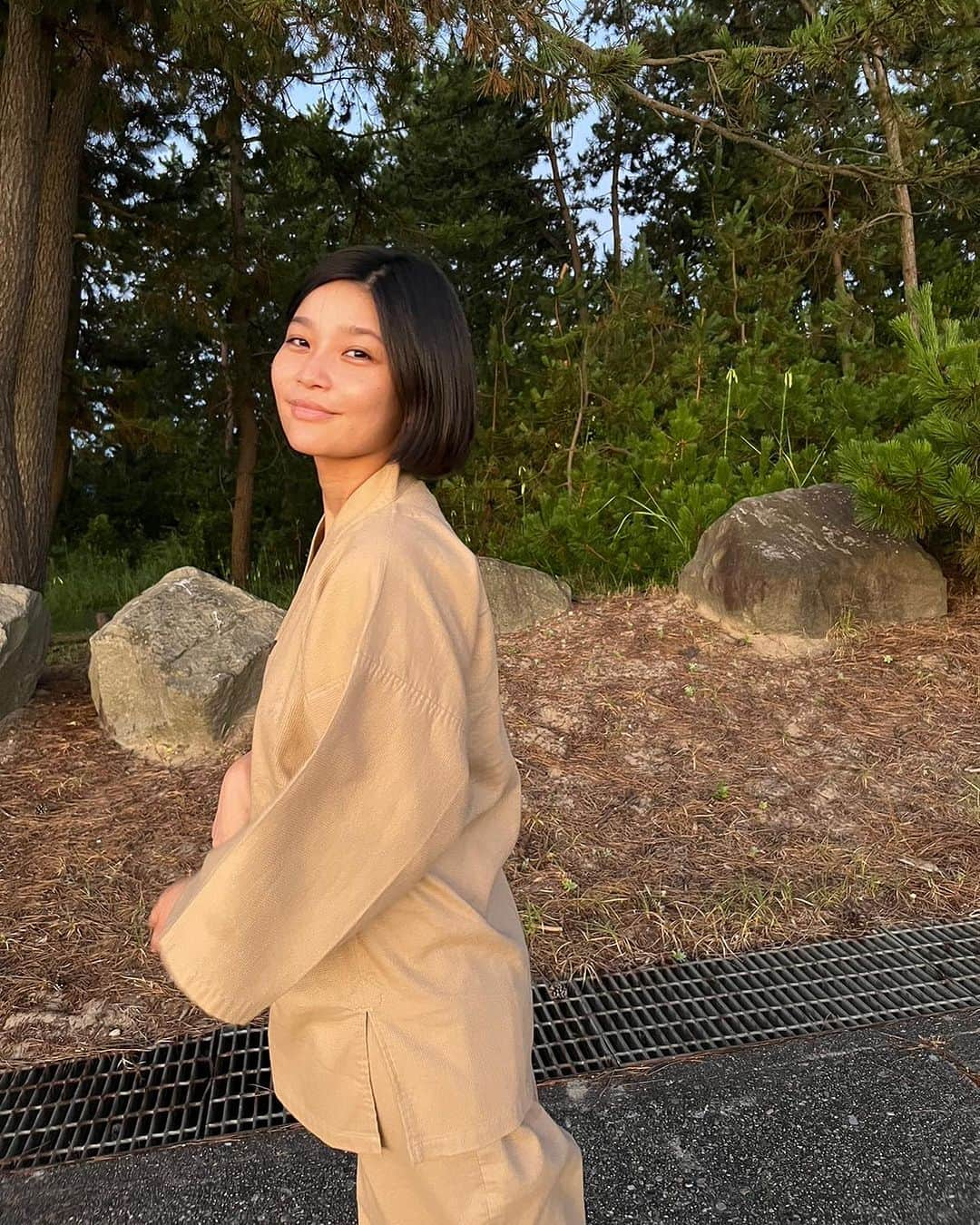 椿原愛さんのインスタグラム写真 - (椿原愛Instagram)「私は富山県氷見市(ひみと読みます)生まれなのですが、今回の帰省で地元の温泉に宿泊してきました♨️  私の姪っ子が祖母のひ孫にあたるので祖母、母、私、姪で４世代の宿泊となります。👵  早起きな祖母と母と共に朝日を観にお散歩へ。 最高の１日の始まりとなりました。  お部屋の温泉は、塩っぱいお湯で焼けた肌に少し沁みたけれど、肌をつるっつるにしてくれたの。 ３回は入りました。いや、４回だったかな。  祖母との思い出が増えた事が何より嬉しく、89歳に見えないほどのハツラツとした姿に感動しました！  これからも色々な場所や時間で、色々な会話を重ねて行きたいです☀️  #氷見 #浜辺の宿あさひや」8月14日 19時54分 - ai.tsubakihara