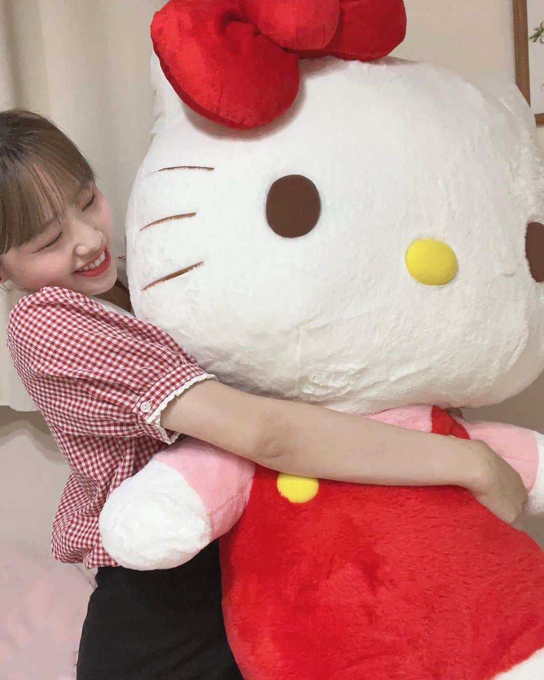 小林萌花のインスタグラム：「🎀🎀🎀  TEPPEN頑張ったご褒美に お母様がでーーーーーっかいキティ買ってくれました！！  #キティ #サンリオ #hellokitty  #毎日一緒に寝てる #ベットの半分くらい占領する #可愛いから許す #大好き」