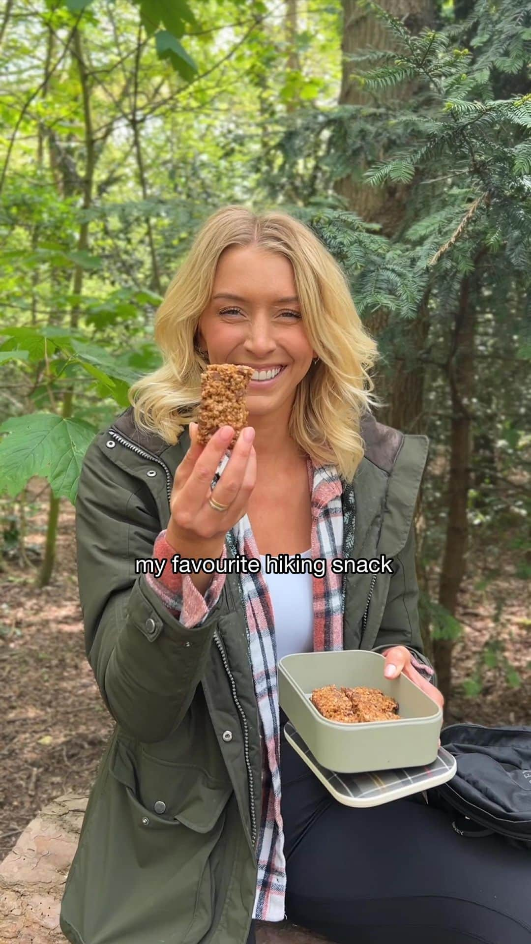 Zanna Van Dijkのインスタグラム：「My favourite hiking snack! 🥾♥️  Hit save so you can make these later ☑️   Here’s the recipe: ➡️ In a bowl combine 2 & 1/2 cups rolled oats, 1 tsp baking powder, 1/2 tsp cinnamon and 1/2 tsp salt. ➡️ In a separate bowl combine 1/2 cup melted coconut oil, 1/2 cup coconut sugar, 1 flax egg (or regular egg), 1 tsp vanilla extract, 2 tbsp maple syrup.  ➡️ Mix the wet and dry ingredients together & then stir through 3/4 cup of chocolate chips.  ➡️ Press into a lined baking tray, bake at 180 for 25 minutes or until golden brown on top. ➡️ Allow to cool completely before slicing. Enjoy! ✨   #hikingrecipe #hikingsnacks #hikingsnack #energybars #vegansnack #plantbasedsnack」