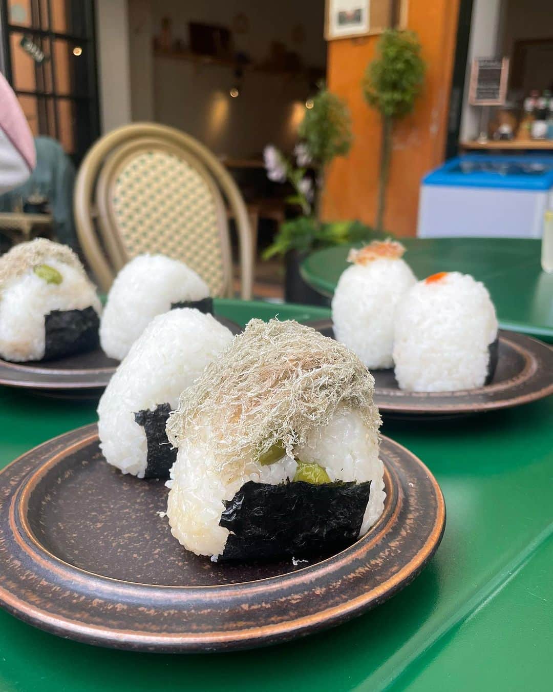 大野南香のインスタグラム：「*Onigiri in Møn 🍙  Feeling Japanese culture with lovely onigiri in Møn☺️ So happy to see my friends try onigiri and loving them!  Mønにあるおにぎり屋さんにも寄ってきた〜🍙 日本の食文化とデンマークの食材が合わさった素敵な体験ができた☺️  #everydayhappy � ☺︎ #onigiri」