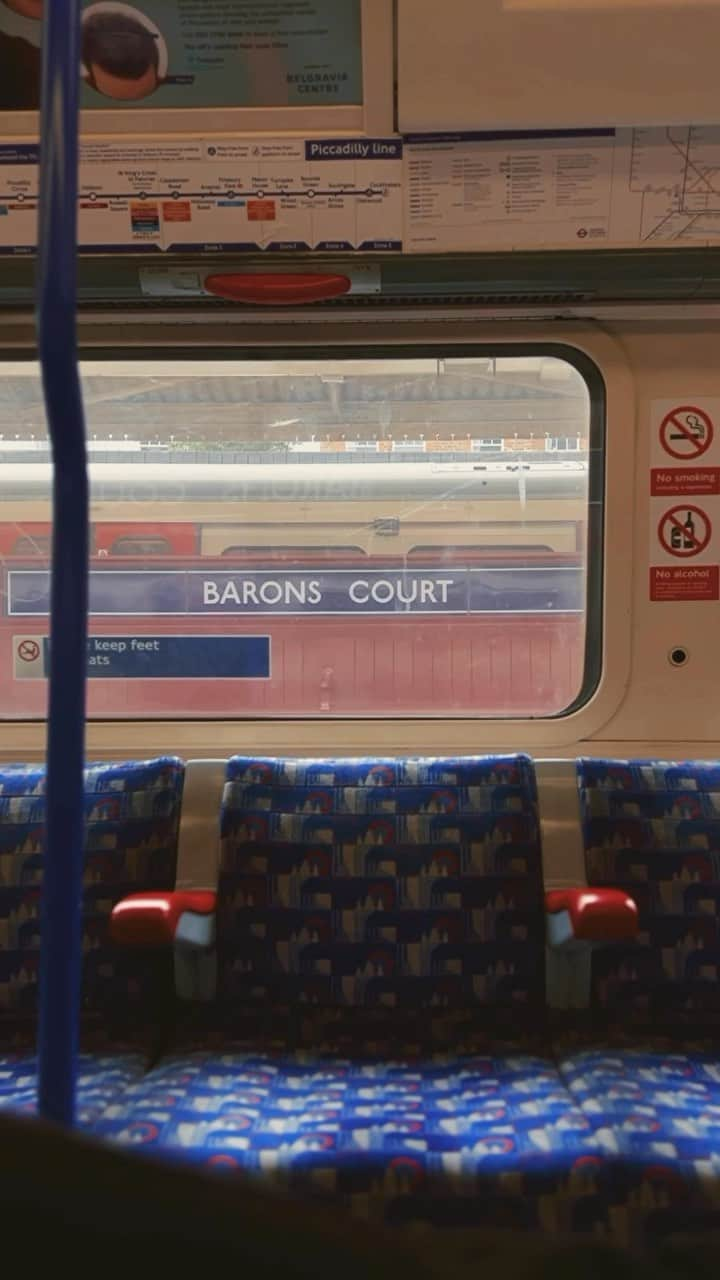 @LONDON | TAG #THISISLONDONのインスタグラム：「🔊 Sounds of the #underground! 🚇 @MrLondon on the #PiccadillyLine heading central! 💙  ___________________________________________  #thisislondon #lovelondon #london #londra #londonlife #londres #uk #visitlondon #british #🇬🇧 #whattodoinlondon #tfl #londonunderground #tube #transportforlondon #piccadilly #baronscourt」