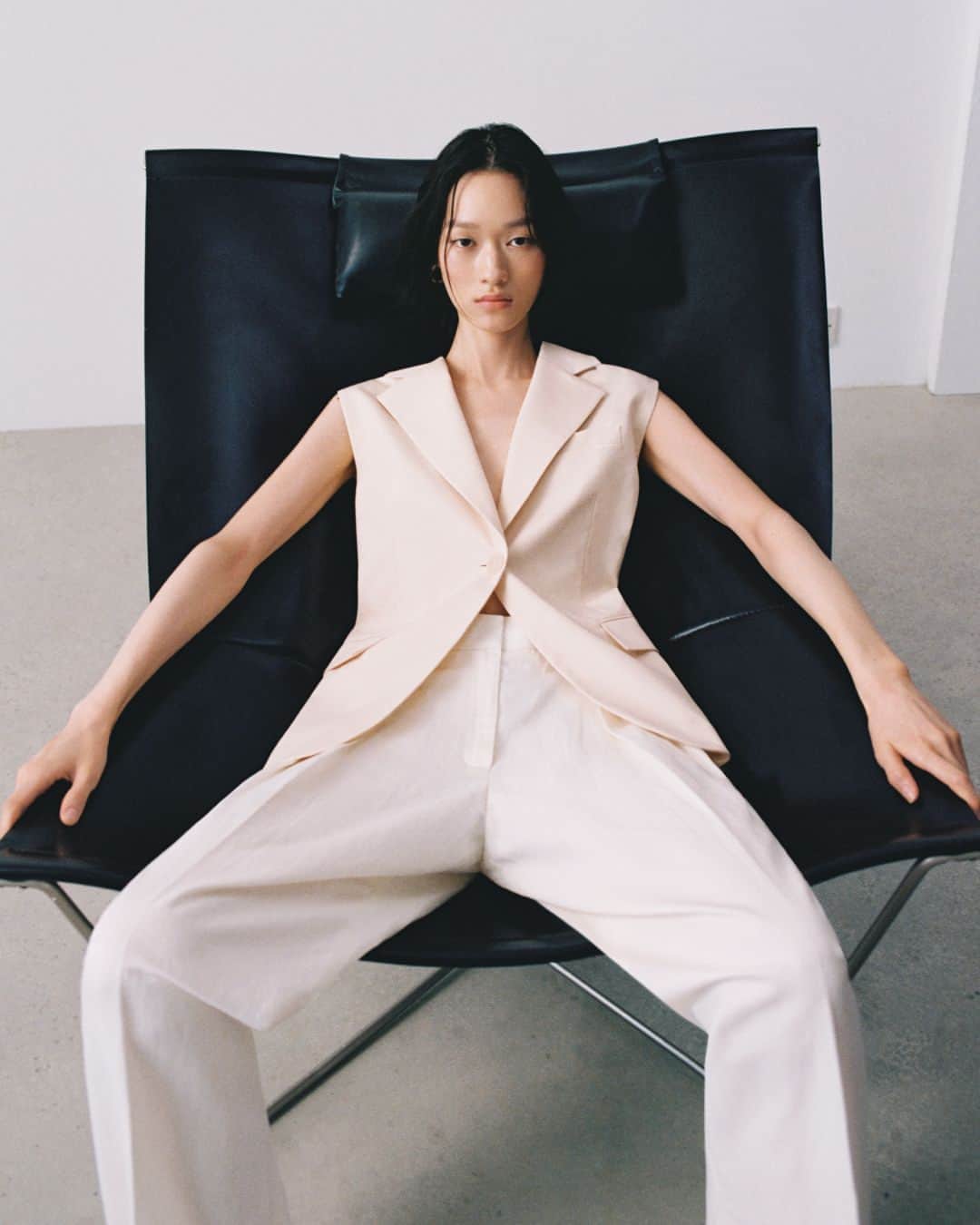 MANGOのインスタグラム：「Power-dressing pieces in a tonal palette will help solve your next back-to-the-routine looks 🔀 Discover them in our new collection, at mango.com. ⁣ Waistcoat: 57030452 ⁣ Trousers: 57023805 ⁣ #MangoWoman」