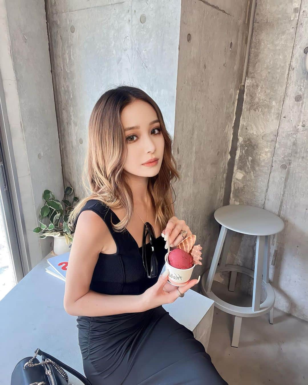 谷口美咲のインスタグラム：「. 暑いとジェラート食べたくなる🍨 個人的に好きなのは ミルクティーとピスタチオっ🫶🏼🤍」