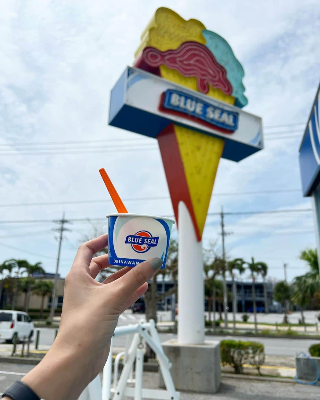 金子麻貴さんのインスタグラム写真 - (金子麻貴Instagram)「沖縄コーデ🌴  とにかく強風で曇り空だったけど２日目はプールも入れたし美味しいもの沢山食べて楽しい思い出ばかり✨載せたいものあり過ぎて載せきれないのでとりあえずコーデから🤣🙌🏻  ZARAワンピはウェストのサイドが開いてて普段はなかなか着れないけどリゾートに✨  ラッシュガードは散々迷って何がいいか分からなくなって水着を買ったけどこれまた失敗して結局去年のものを👙UNIQLOのビッグシャツ羽織ることにしたら強風だったからちょうど良かった。  ディナーの時は @re_gleam のキャミワンピ🧡帰りの日はドロストデザインパンツで楽ちん機内コーデ。  振り返ると全部オールブラックでした👍昔から一番好きな色なんだな。  #zara#regleam#chanel#michinoparis#沖縄#沖縄旅行#リゾートコーデ#シンプルコーデ#ワンピ#ワンピース#キャンバストート#旅行#旅行コーデ#キャップ#ママコーデ#ザラ#ザラ購入品#水着#プール」8月14日 20時00分 - mtmmaki