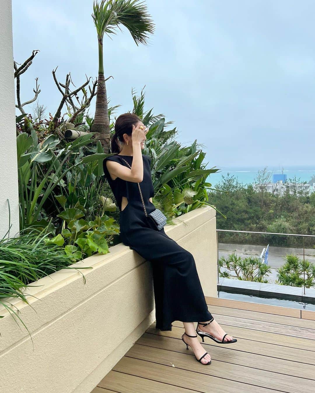金子麻貴のインスタグラム：「沖縄コーデ🌴  とにかく強風で曇り空だったけど２日目はプールも入れたし美味しいもの沢山食べて楽しい思い出ばかり✨載せたいものあり過ぎて載せきれないのでとりあえずコーデから🤣🙌🏻  ZARAワンピはウェストのサイドが開いてて普段はなかなか着れないけどリゾートに✨  ラッシュガードは散々迷って何がいいか分からなくなって水着を買ったけどこれまた失敗して結局去年のものを👙UNIQLOのビッグシャツ羽織ることにしたら強風だったからちょうど良かった。  ディナーの時は @re_gleam のキャミワンピ🧡帰りの日はドロストデザインパンツで楽ちん機内コーデ。  振り返ると全部オールブラックでした👍昔から一番好きな色なんだな。  #zara#regleam#chanel#michinoparis#沖縄#沖縄旅行#リゾートコーデ#シンプルコーデ#ワンピ#ワンピース#キャンバストート#旅行#旅行コーデ#キャップ#ママコーデ#ザラ#ザラ購入品#水着#プール」