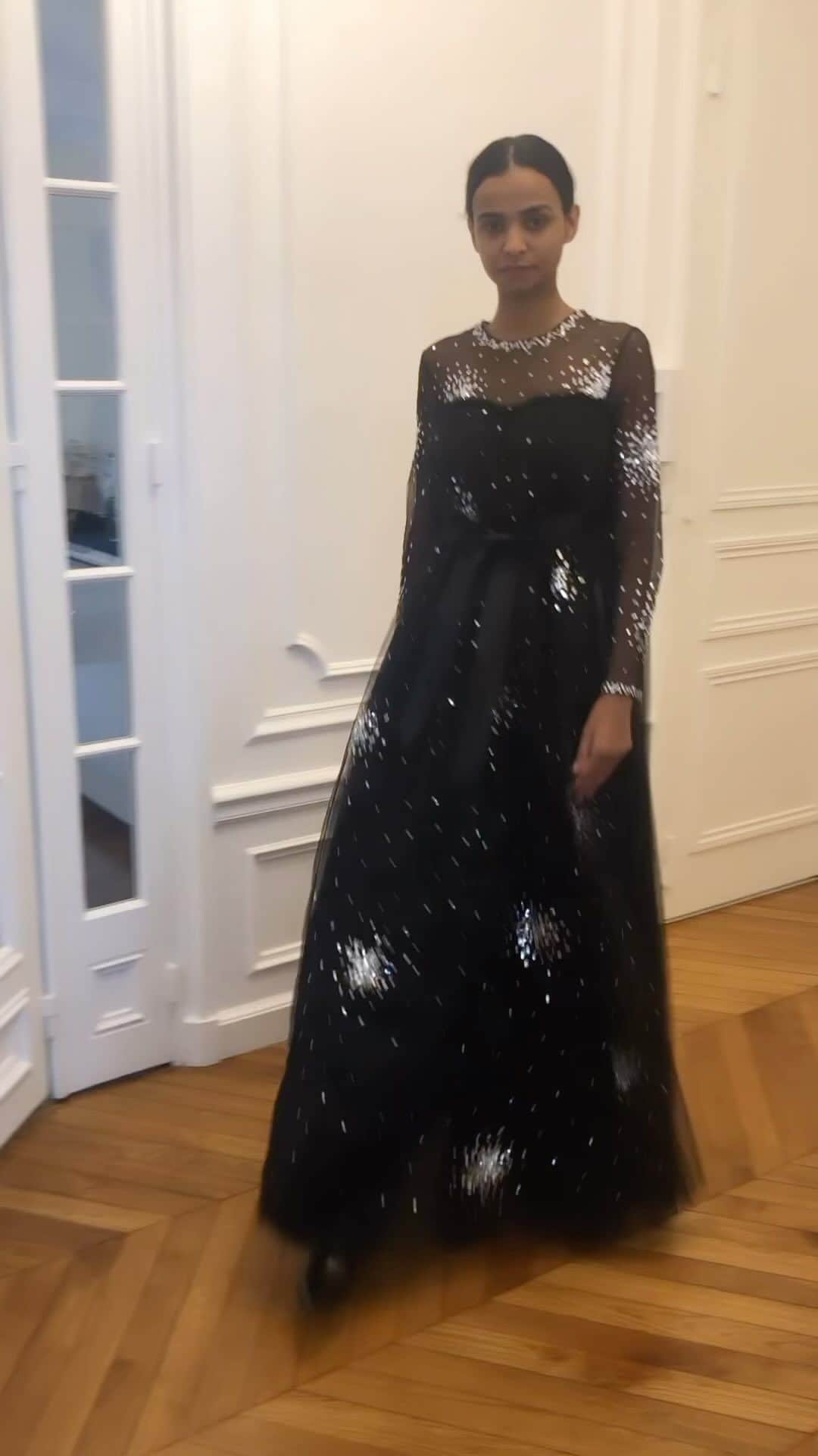 NOVARESE Dress Officialのインスタグラム：「⁡ 黒いチュールにシルバーの装飾 背中はプリーツチュールで同じチュールでもリズムを変えたデザインがアイキャッチングです ⁡ お問い合わせ・試着予約は、お近くのノバレーゼまで ⁡ Dress: Rhodes (Huishan Zhang) @huishanzhang @novaresewedding  ⁡ #ノバレーゼウエディング #ノバレーゼ #ノバレーゼドレス #プレ花嫁 #東京花嫁 #関西花嫁 #名古屋花嫁 #広島花嫁 #福岡花嫁 #ウエディングドレス #ノバレーゼ花嫁 #novaresewedding #novarese #huishanzhang」