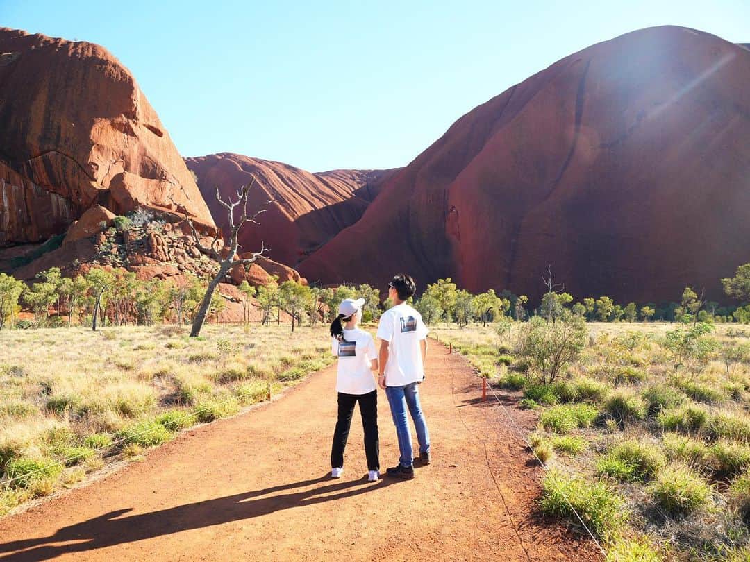 岩間恵のインスタグラム：「おそろTシャツin ウルル🇦🇺  1-4枚目は　ウルル 5-9枚目は　カタジュタ 10枚目は　“PALYA”(現地の万能な言葉)  ウルルも素敵だけど、カタジュタの岩と岩の間を歩いて見た絶景が大好き。岩間だけに...🧘‍♀️💫  @ntaustralia #ntaustralia  #カタジュタ #ウルル #ウルルカタジュタ国立公園   👕 @emmi.jp 🤍」