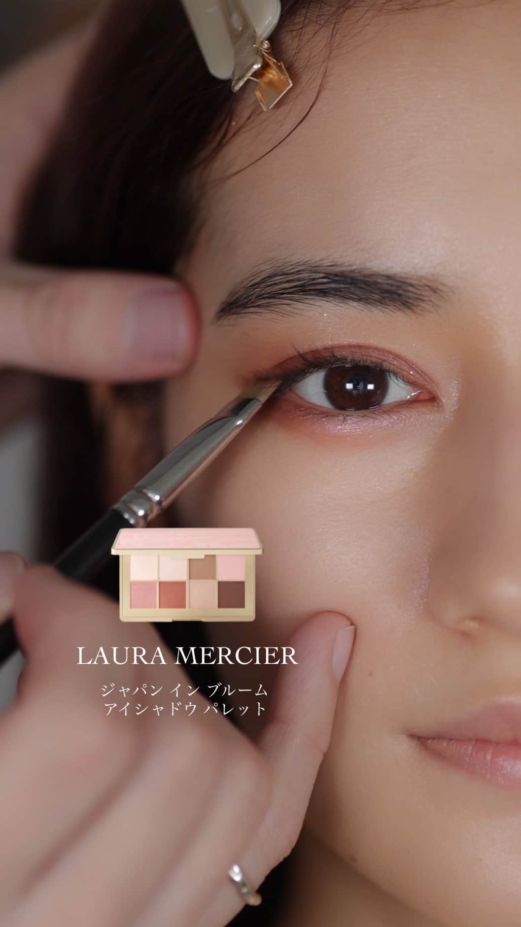 大木光のインスタグラム：「. LAURA MERCIER 限定発売の日本をオマージュして作られたエクスクルーシブなアイカラーパレット  @journaldelm  ジャパン イン ブルーム アイシャドウ パレット  最高に可愛い配色とマットや艶、グローシーなラメと1つのパレットで様々な組み合わせを彩る事ができ 肌に溶け込むようなクリーミーな質感のパウダーとリッチな発色が素晴らしいアイテムです🙋‍♂️♪  #メイク#メイク動画 #アイシャドウ #アイメイク#lauramercier #ローラメルシエ」