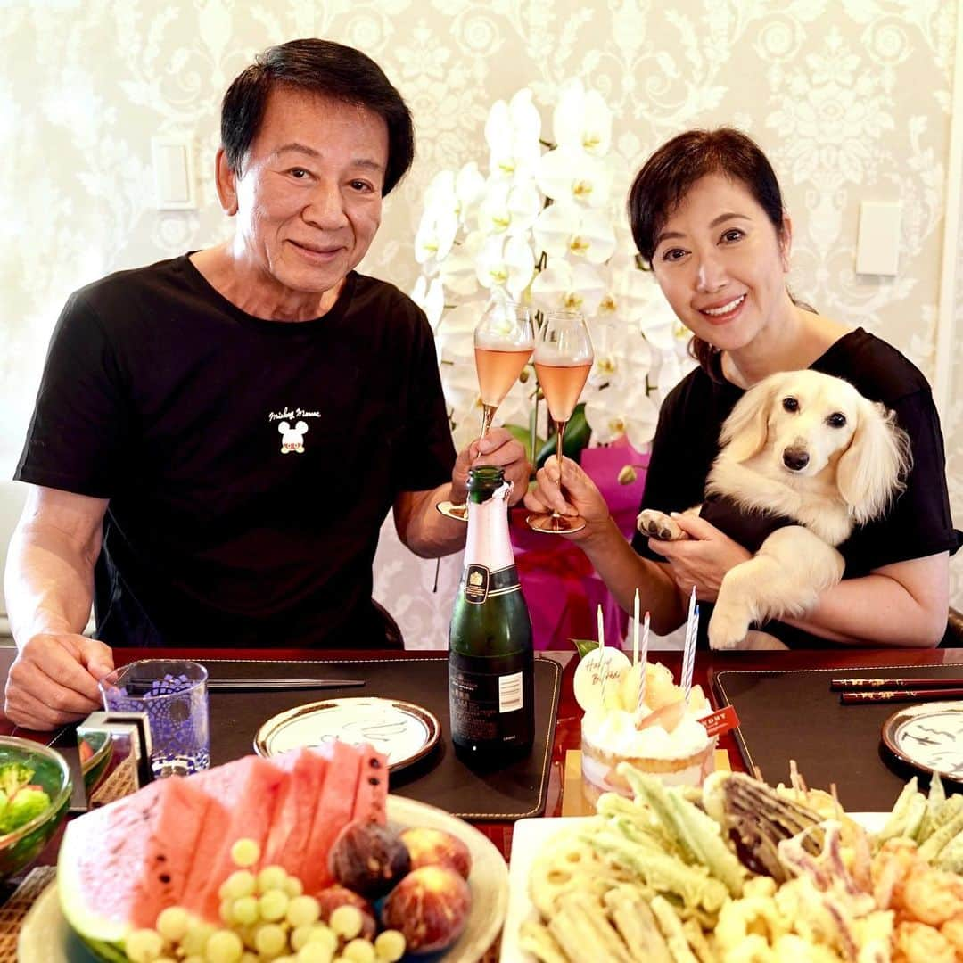 伍代夏子さんのインスタグラム写真 - (伍代夏子Instagram)「今日はダーリンの79回目のお誕生日🎂 家族3人で細やかにお祝いしました🥂 この日のために買っておいた3人お揃いのミッキーのTシャツは、陸が予想外に大きくなってしまい…残念🫤 取り敢えず黒で統一🐦‍⬛ 寝る前の歯磨きガムもやめなきゃな〜🪥 #ハッピーバースデーパパ  #祝79歳  #りくはスイカが大好き  #りく #mydog #mybelovedson #カニンヘンダックスフンド #短足部 #胴長短足犬倶楽部 #いぬすたぐらむ」8月14日 20時05分 - natsuko_godai_official