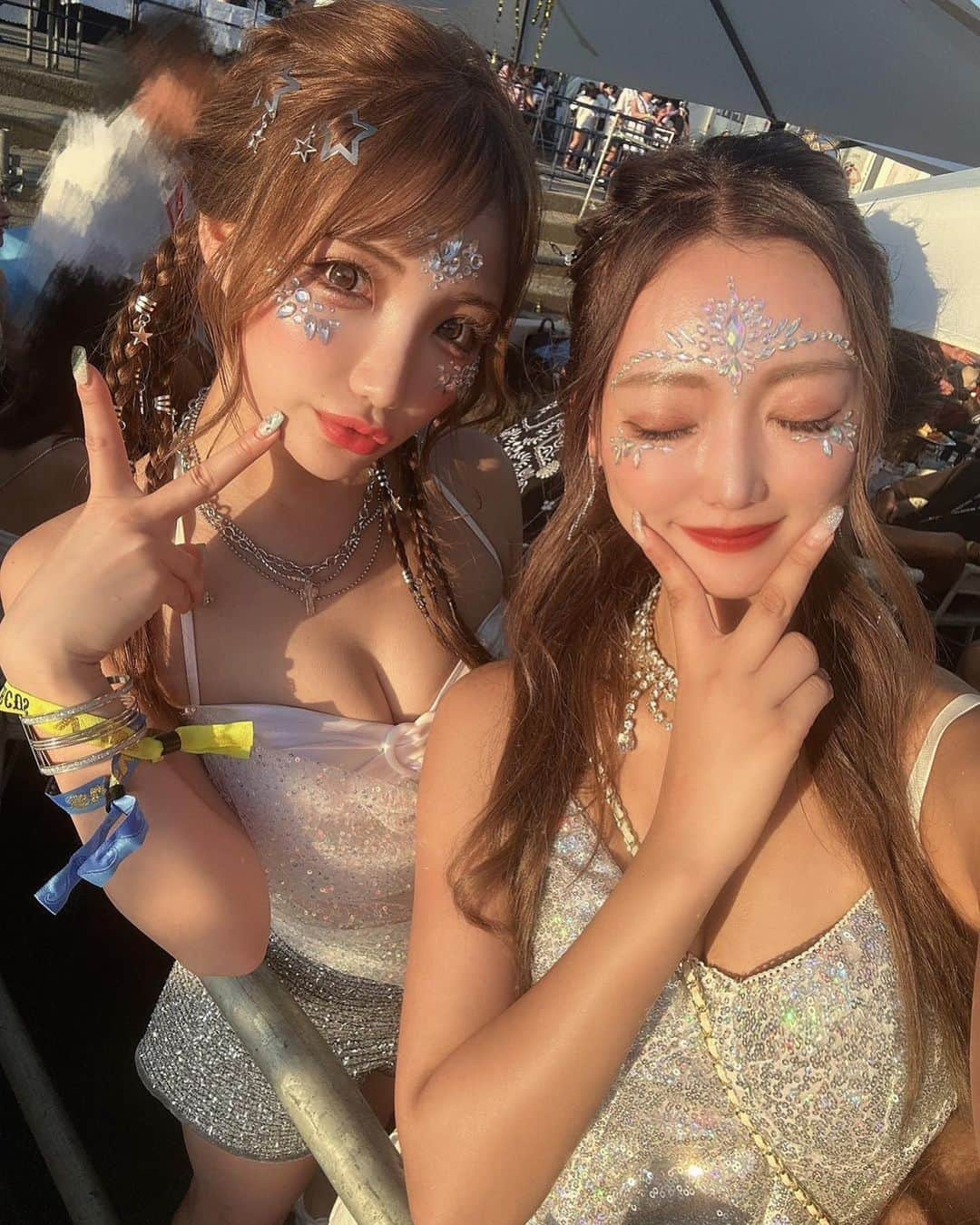 まゆぴちゅーさんのインスタグラム写真 - (まゆぴちゅーInstagram)「キラキラ族🫣💖  in MUSIC CIRUCUS Day.1🎪♡  ゆうかと🩵　@yuuka_stagram  このリンクコーデ可愛かったなぁ👶🏻🤍🤍 . . .  #ミュージックサーカス #musiccircus #ミュージックサーカス大阪 #ミュージックサーカス2023 #musiccircus2023 #フェスコーデ #フェスファッション #sheinコーデ #フェイスシール #ツインテールアレンジ #フェスヘア #ヘアアレンジ #大阪イベント」8月14日 20時07分 - mayu_03pichu