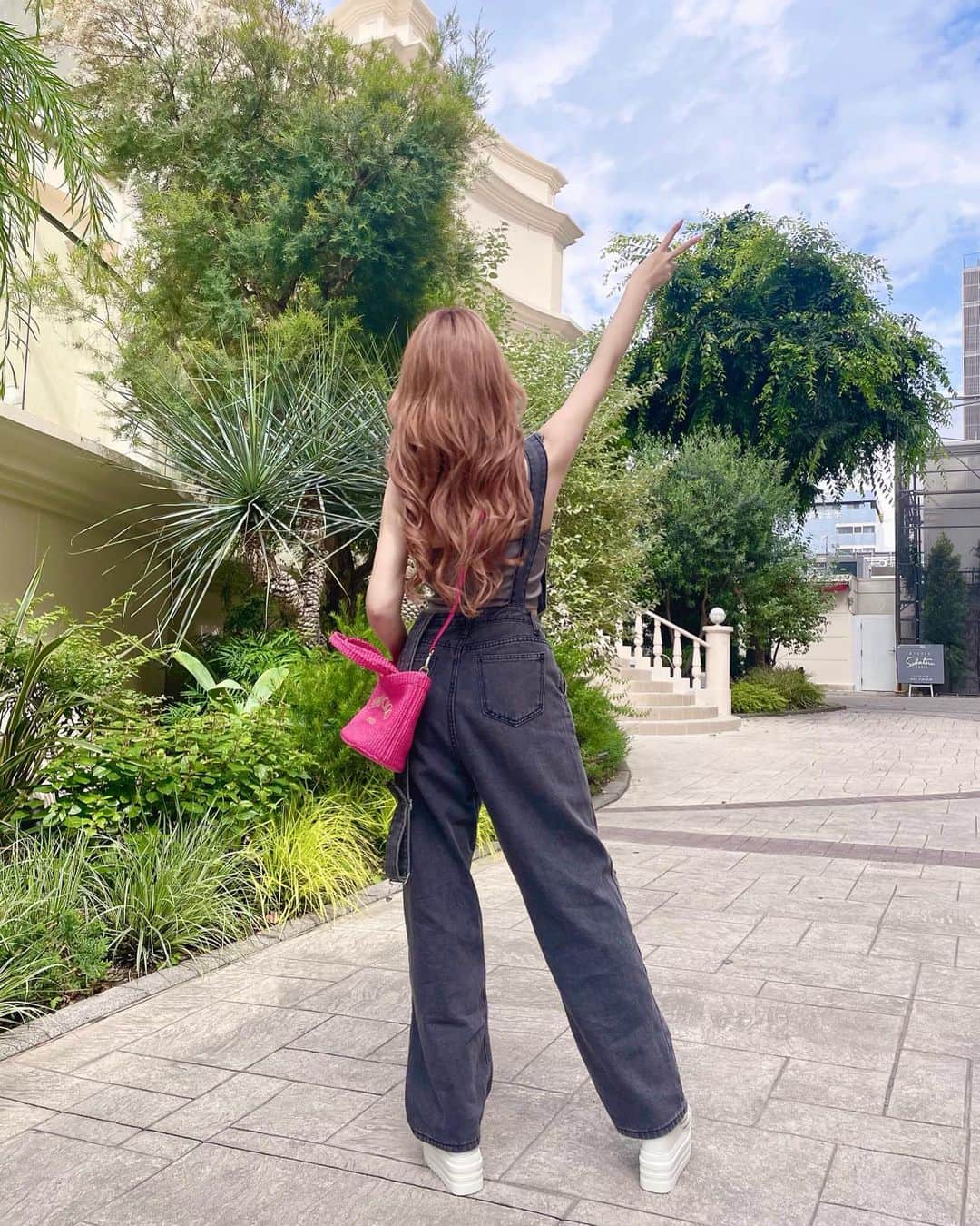 のインスタグラム：「あつーーーーーい！ 本当毎日暑すぎる🥵 外出るだけであつい 歩いてるだけであつい　 立ってるだけであつい 息してるだけであつい つらい やっぱり夏苦手だ🥶 早く涼しくなってくれぃ😭 そしてこのオーバーオールが 激カワ過ぎてやばい🥹💦 ベアトップ✖︎オーバーオールってめちゃめちゃ好きな組み合わせ✨✨✨ 片方だけ止める着方が好き💓 そしてファンの方からいただいた【 @jimmychoo 】のバッグが可愛過ぎて使いまくらせてもらってる🥲💖 ドギツぴんくの差し色とか最強❤️私のツボ知り過ぎ🥺 可愛過ぎやろがーい💖💖💖 昨日はめちゃめちゃ笑った楽しい日でした🐏 笑う門には福来る💜  #ootd#code#codenate#全身コーデ#オーバーオール#オーバーオールコーデ#ruua#jimmychoo」